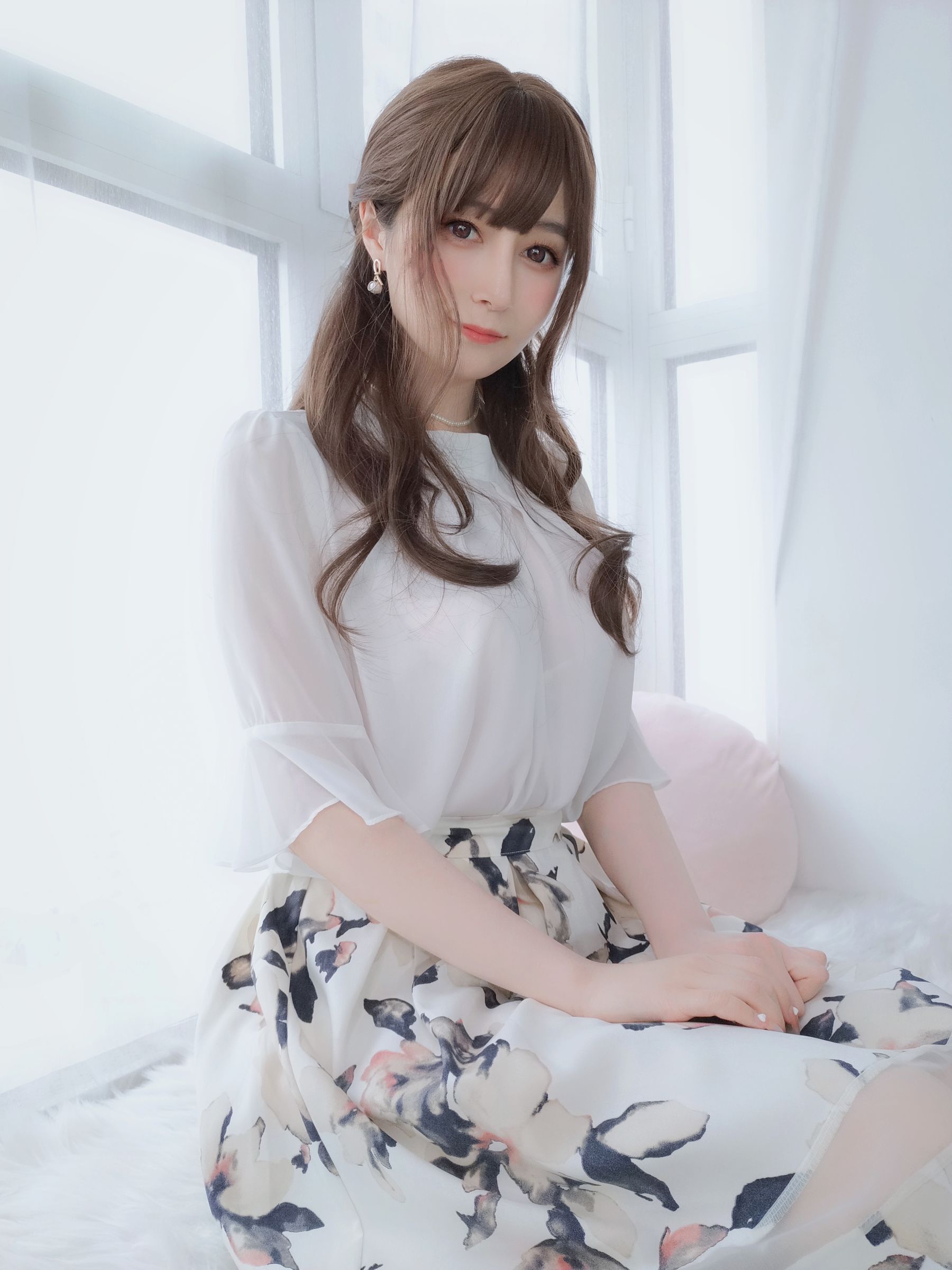 [网红COSER写真] Coser小姐姐白银 - 肉丝人妻第4张