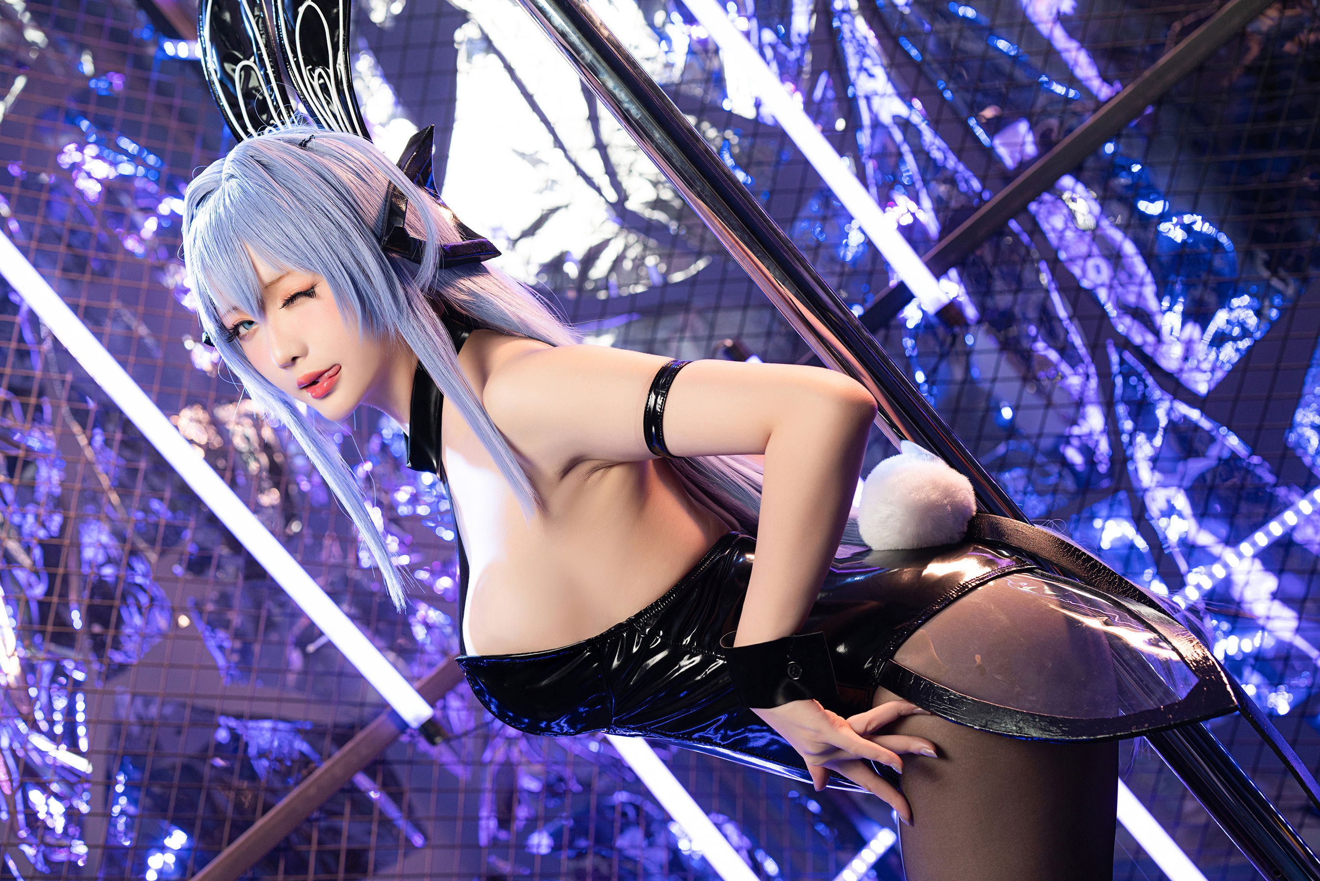 [网红COSER写真] Coser小姐姐星之迟迟 - 纯白と漆黑《花园》第6张