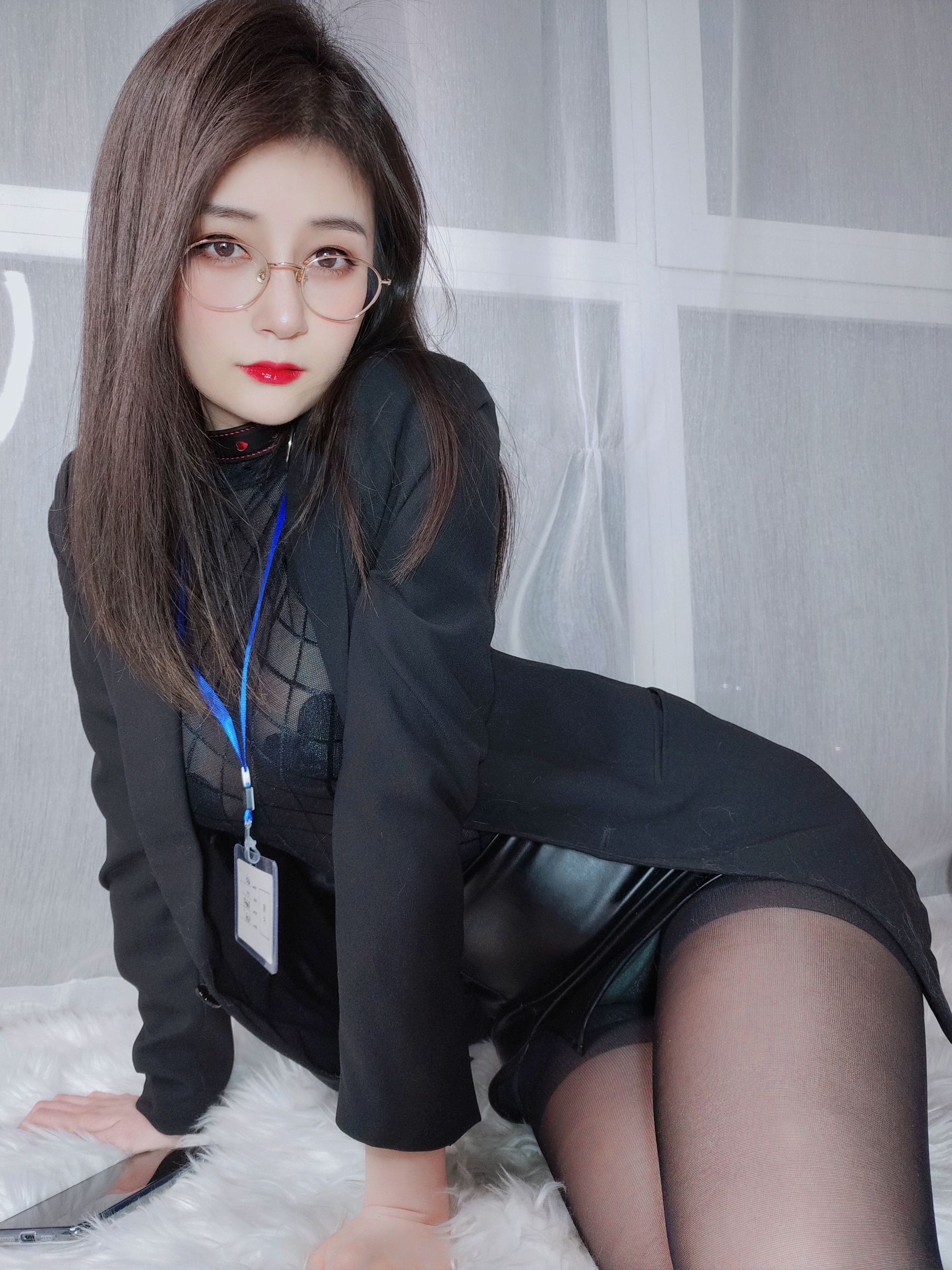 [网红COSER写真] Coser小姐姐白银 - 黑丝情趣第1张