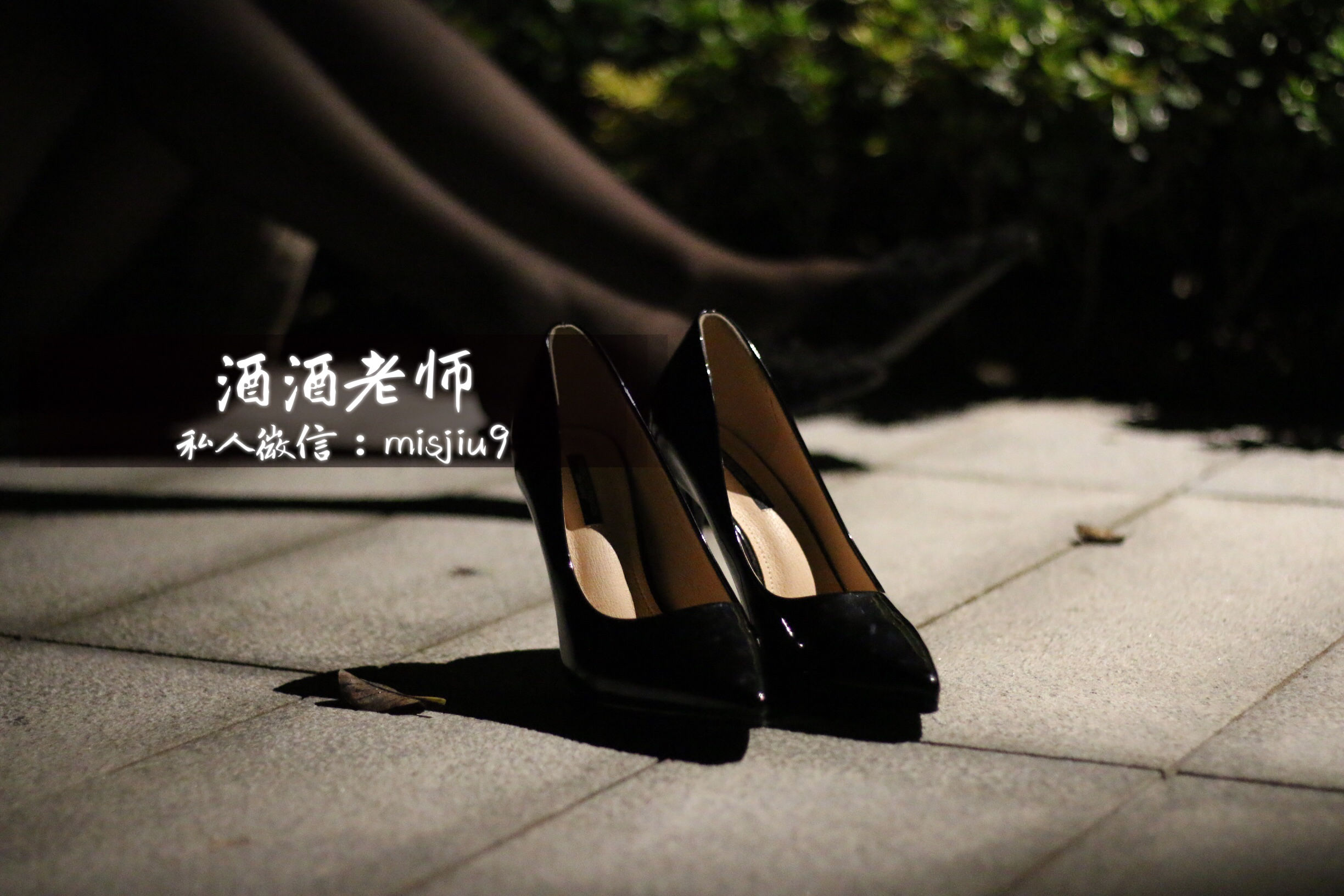 [福利COS] 酒酒老师 - 英伦短裙与黑丝高跟第1张