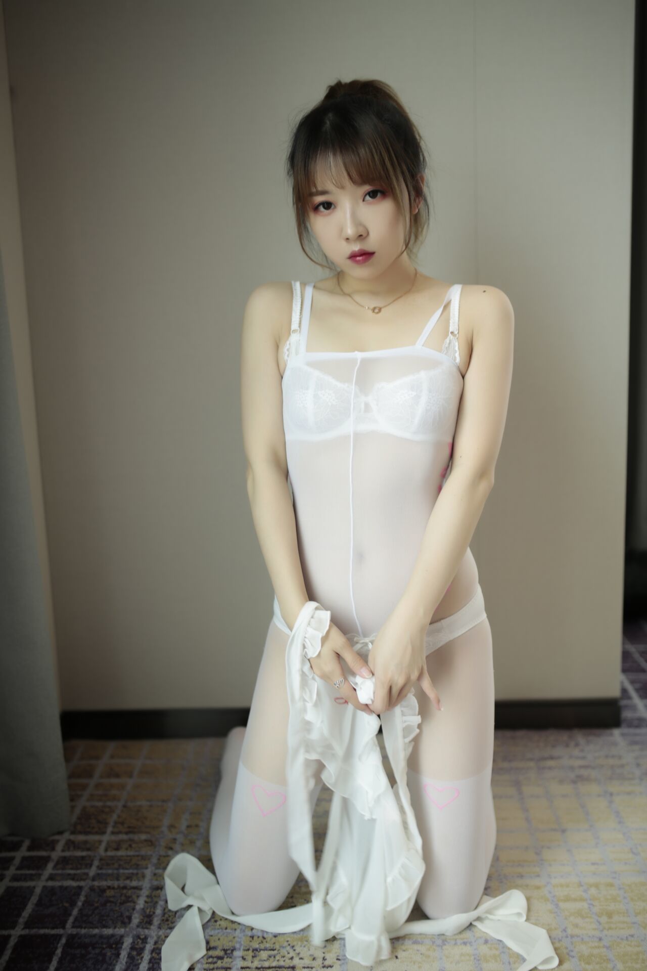 [福利COS] 斗鱼主播小女巫露娜 - 白色女仆第10张