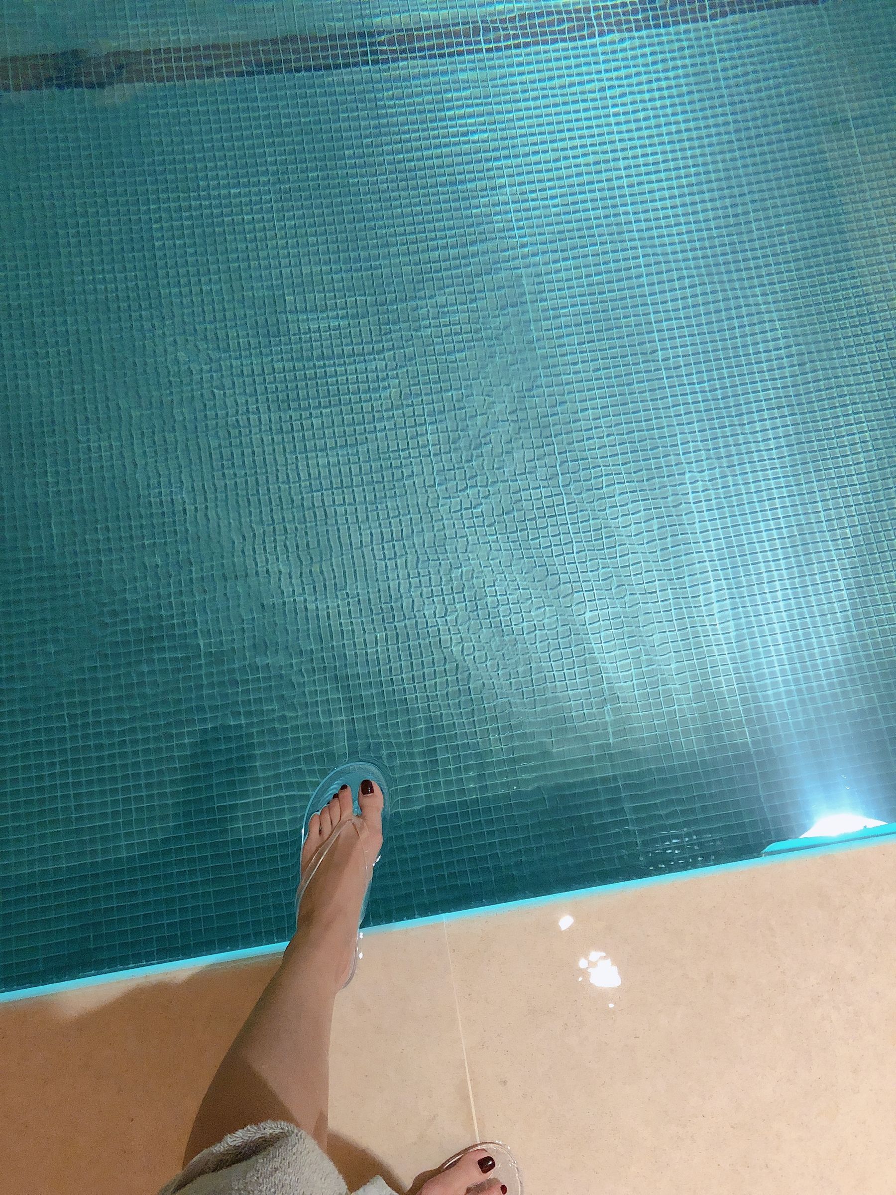 [福利COS] 安乔乔儿(Nia乔乔) No.012 泳池裸足第7张