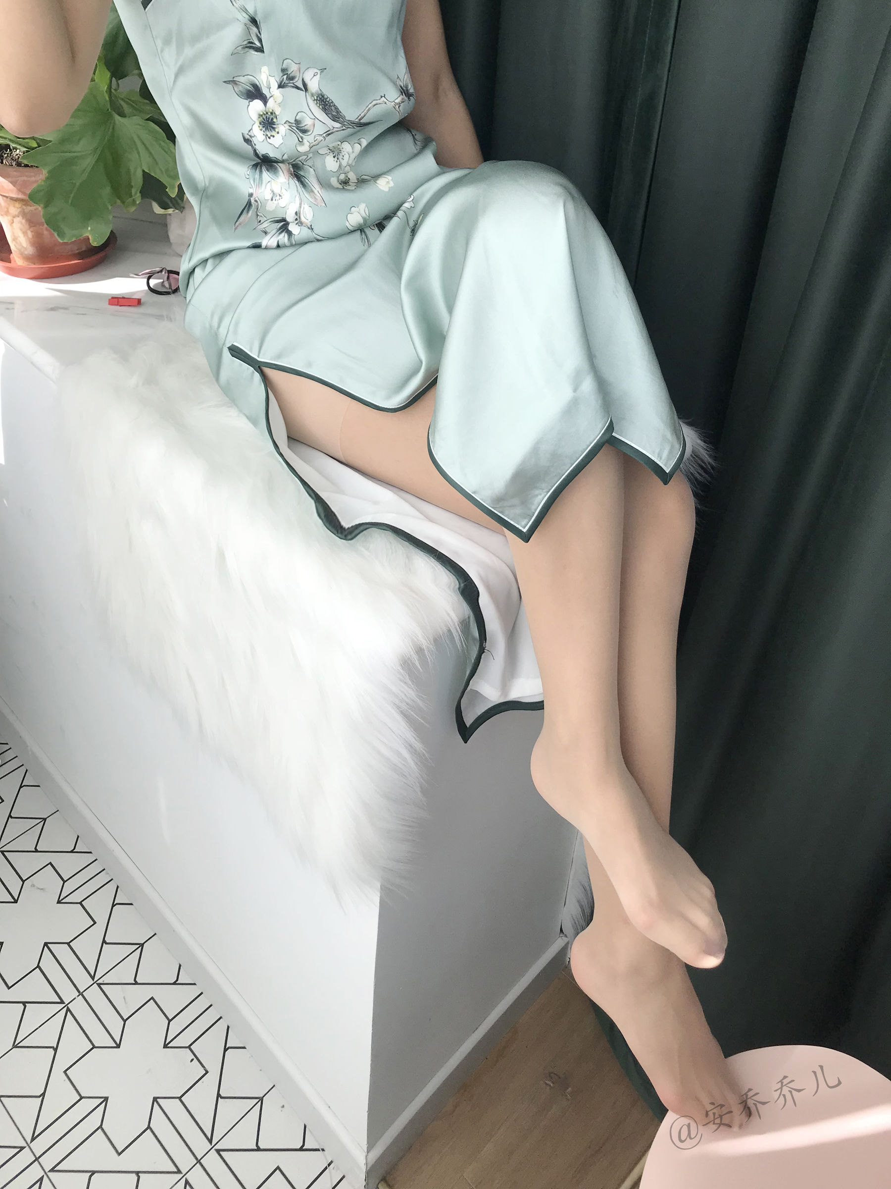 [福利COS] 安乔乔儿(Nia乔乔) No.017 安乔乔儿 黑丝旗袍第5张