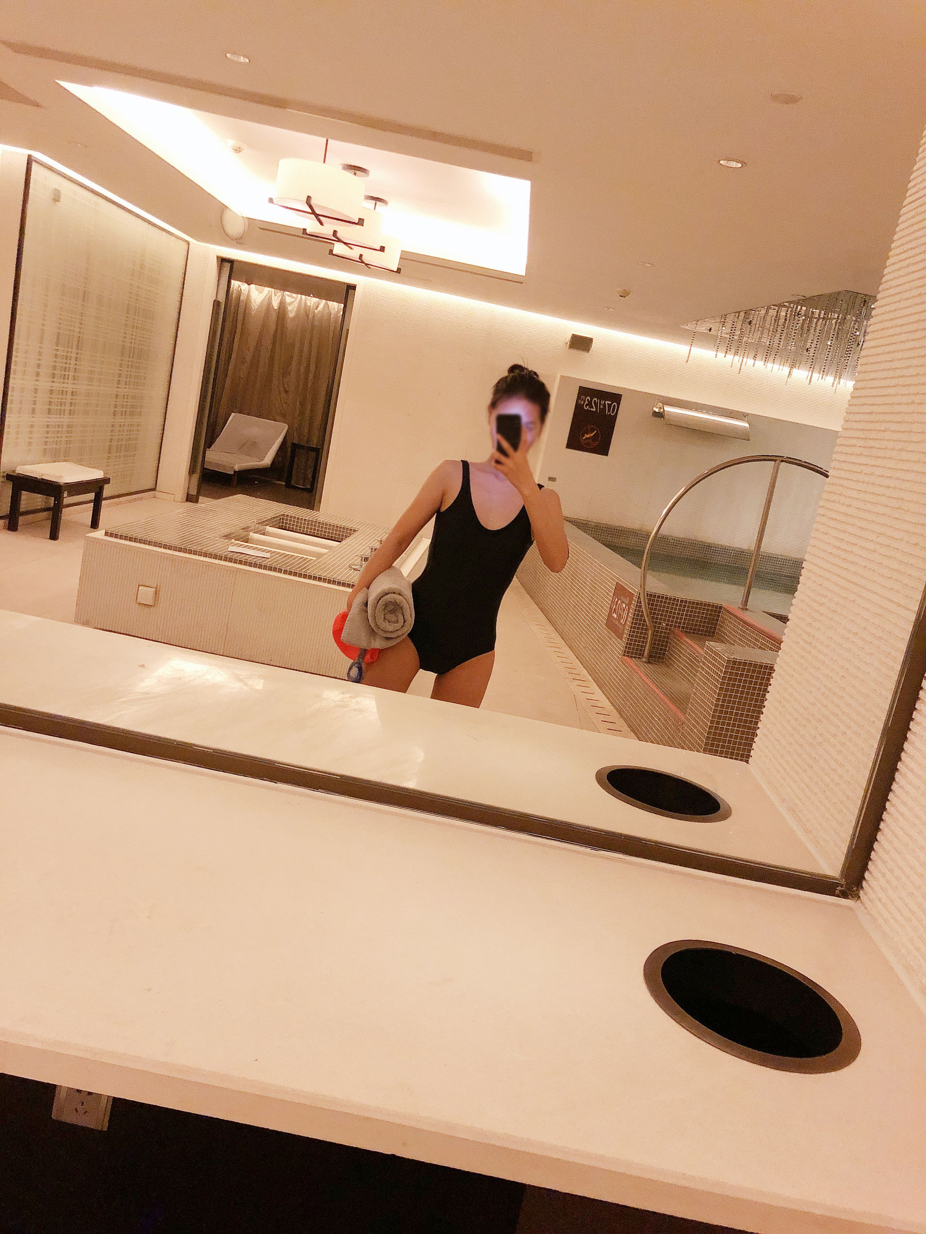 [福利COS] 安乔乔儿(Nia乔乔) No.012 泳池裸足第1张