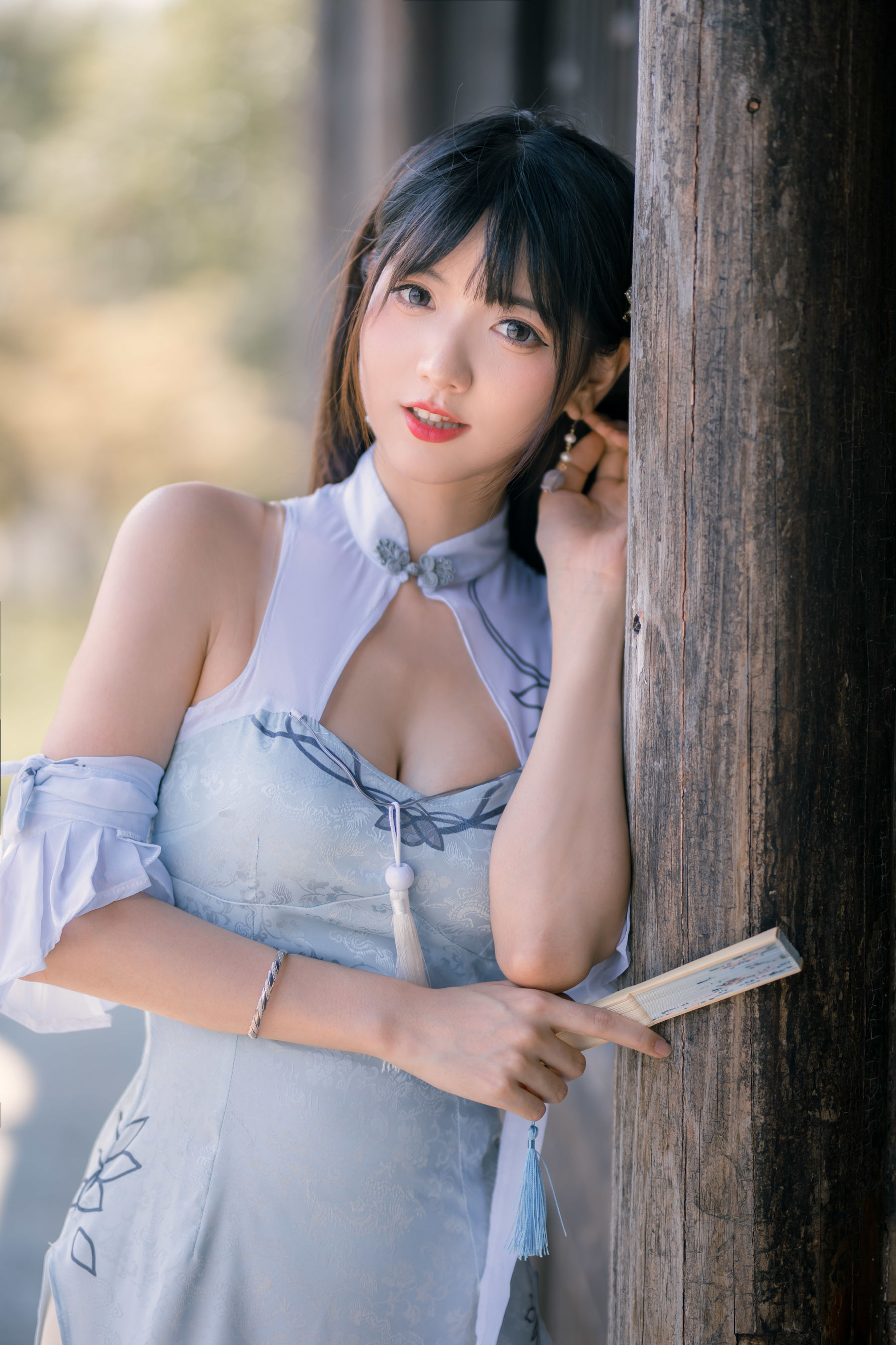 [福利COS] 可爱妹子陆卿卿kyokyo - 蓝色旗袍第7张