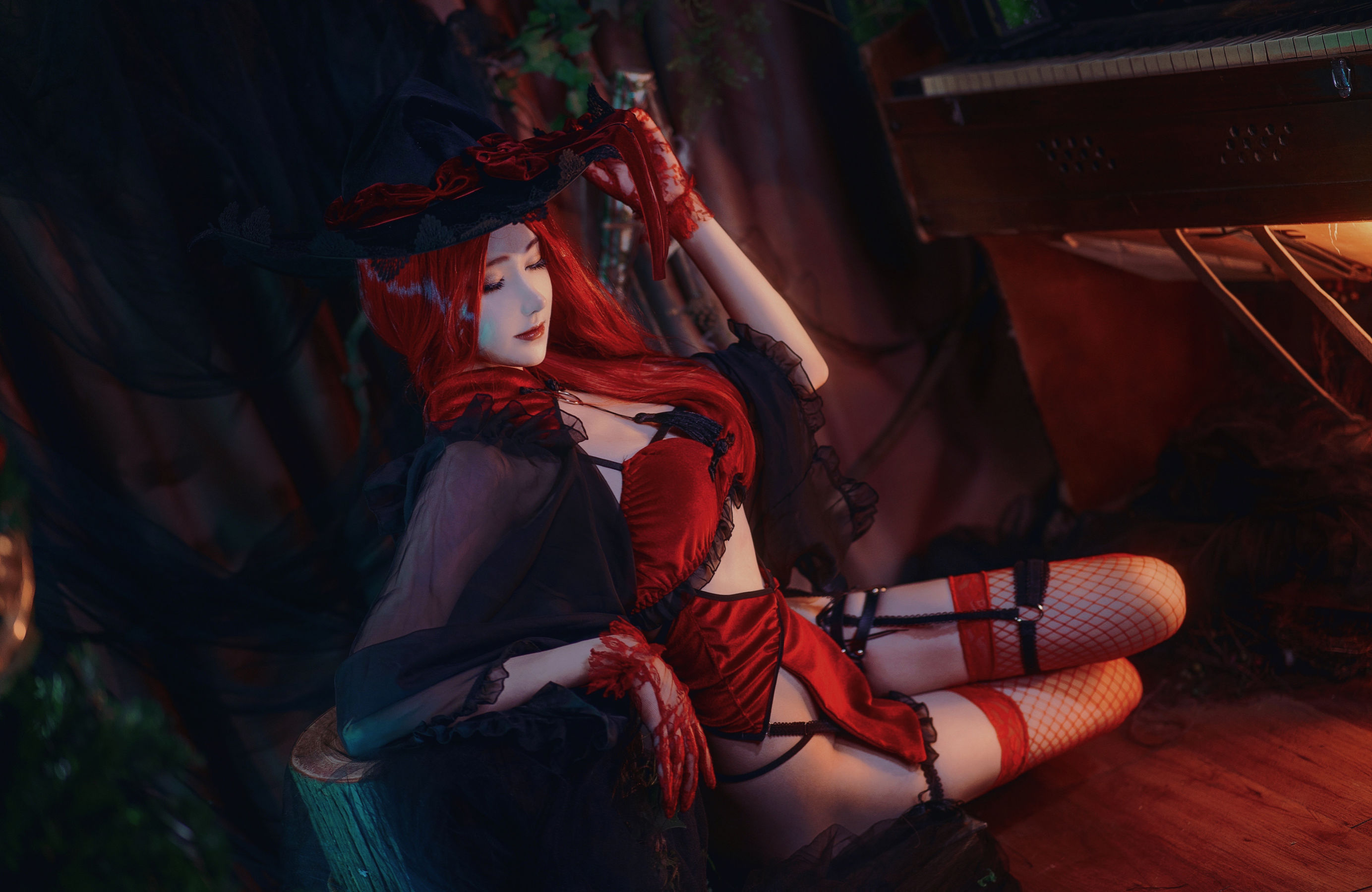 [福利COS] 动漫博主南桃Momoko - 红女巫第1张