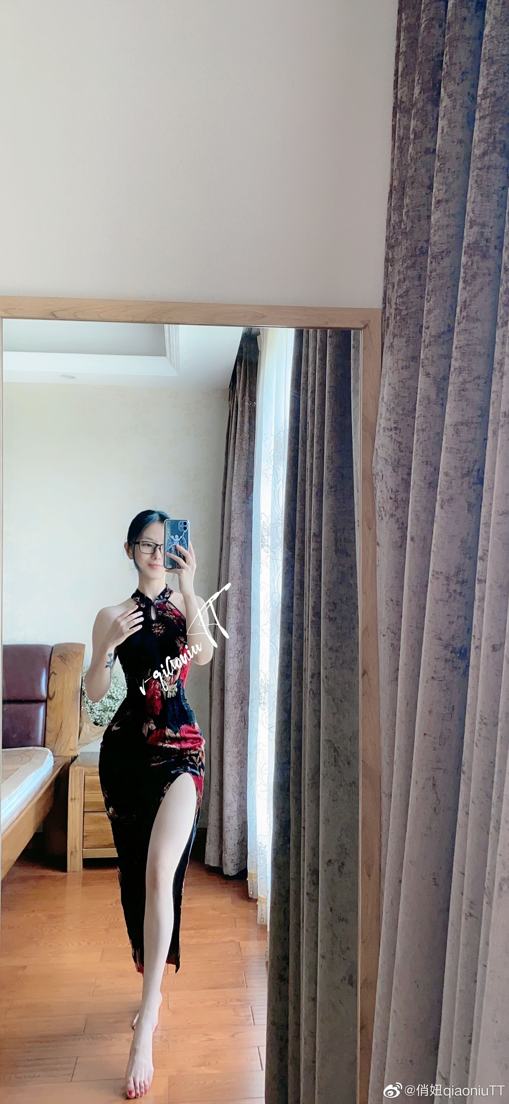 [福利COS] 俏妞qiaoniuTT - 丝袜长腿翘臀 视图合集第27张