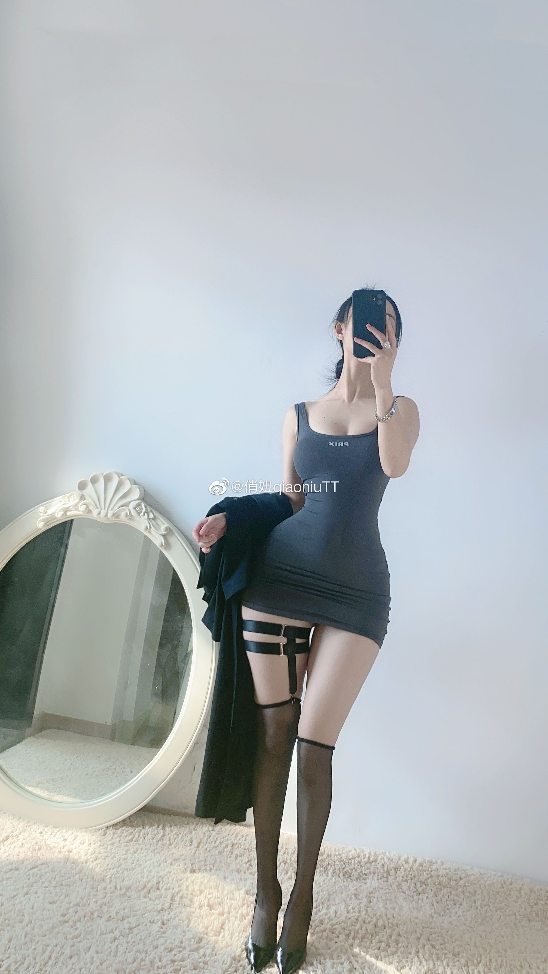 [福利COS] 俏妞qiaoniuTT - 丝袜长腿翘臀 视图合集第37张