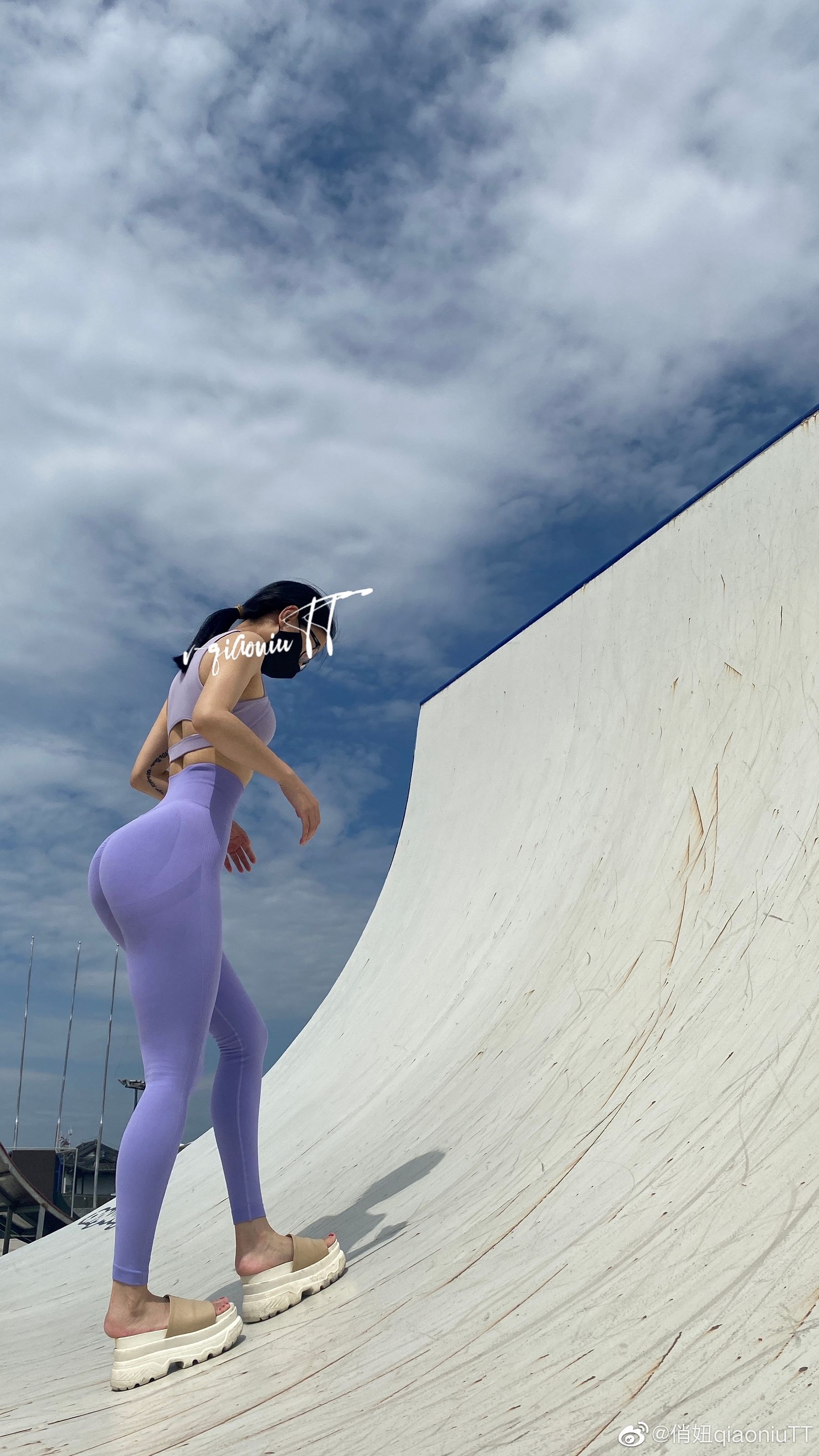 [福利COS] 俏妞qiaoniuTT - 丝袜长腿翘臀 视图合集第18张