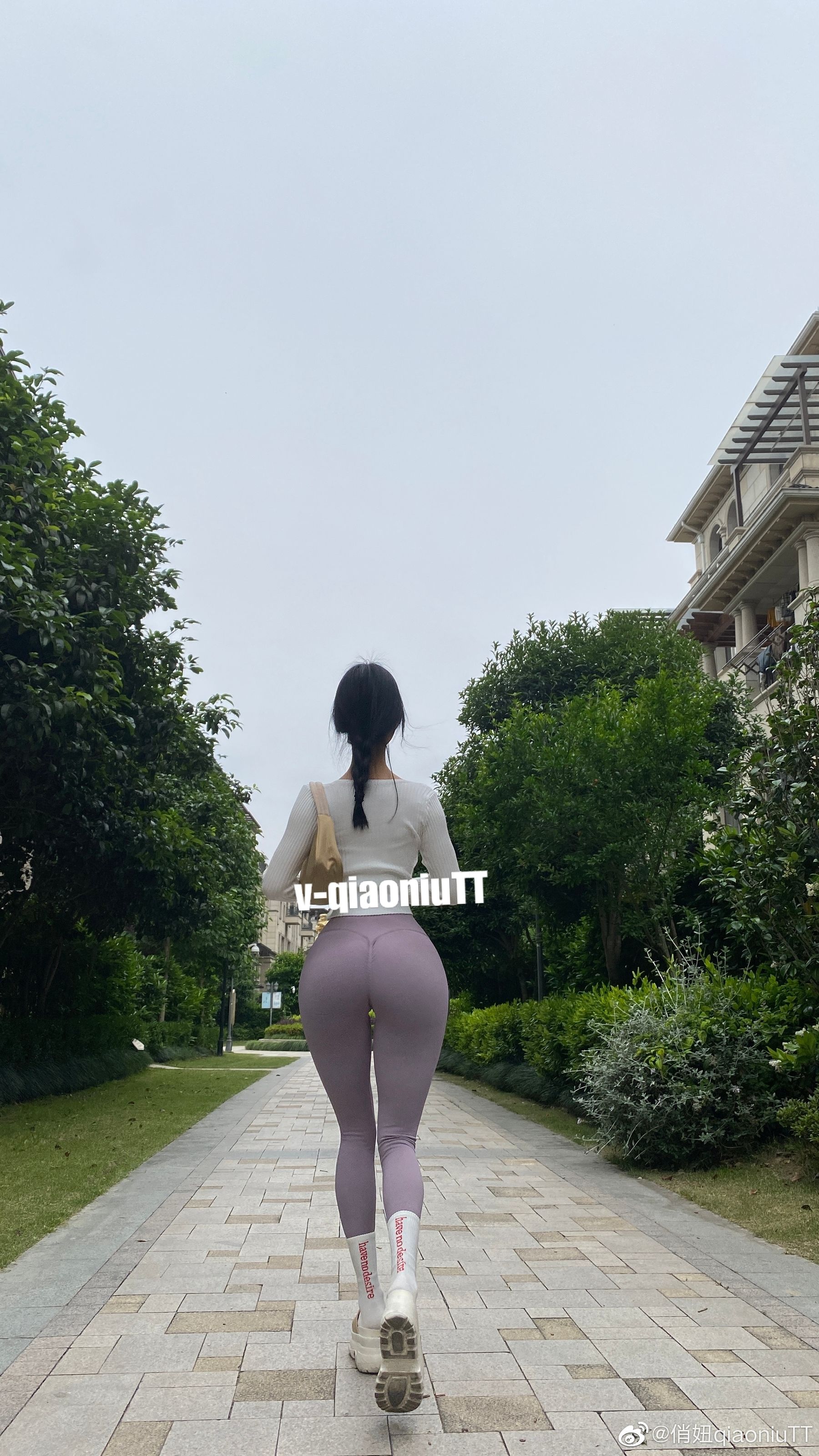 [福利COS] 俏妞qiaoniuTT - 丝袜长腿翘臀 视图合集第16张