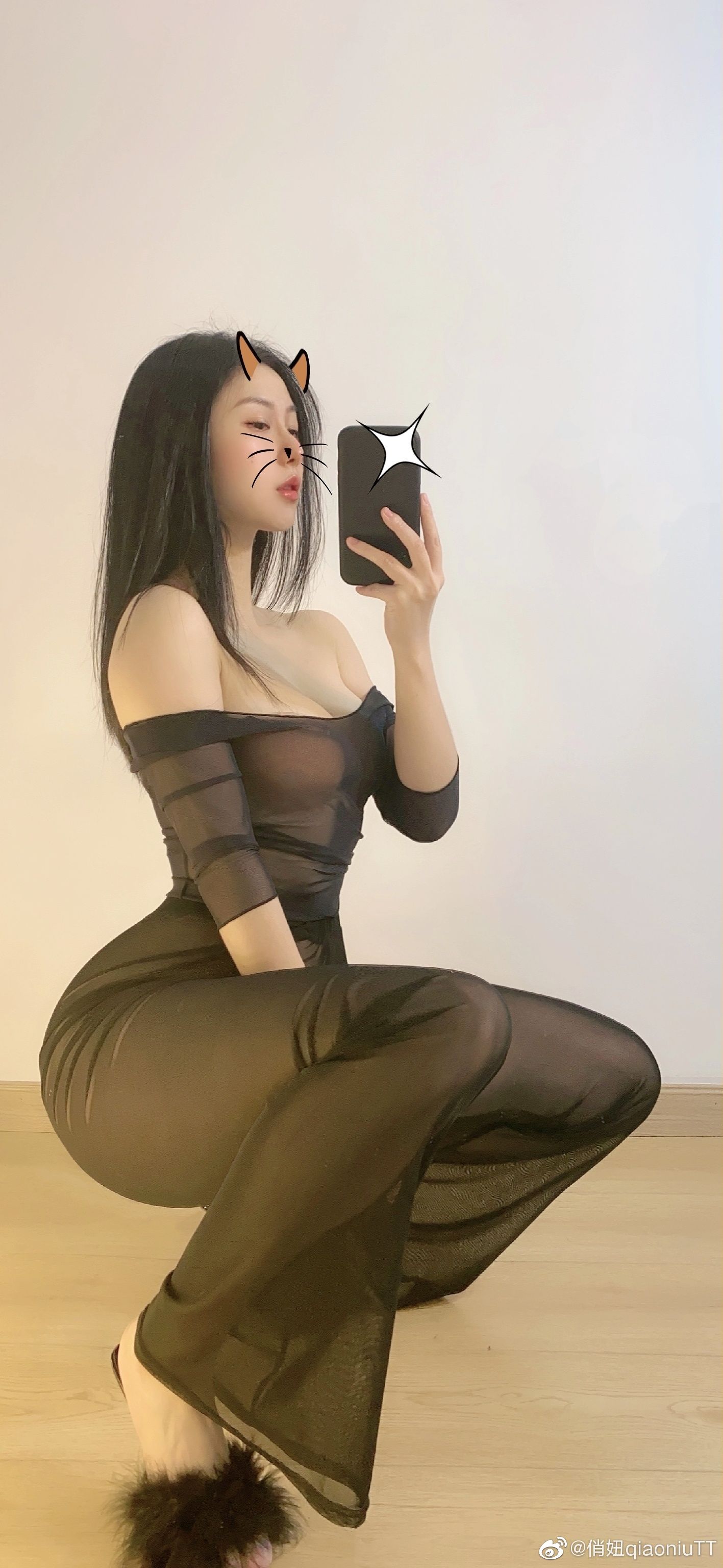 [福利COS] 俏妞qiaoniuTT - 丝袜长腿翘臀 视图合集第33张