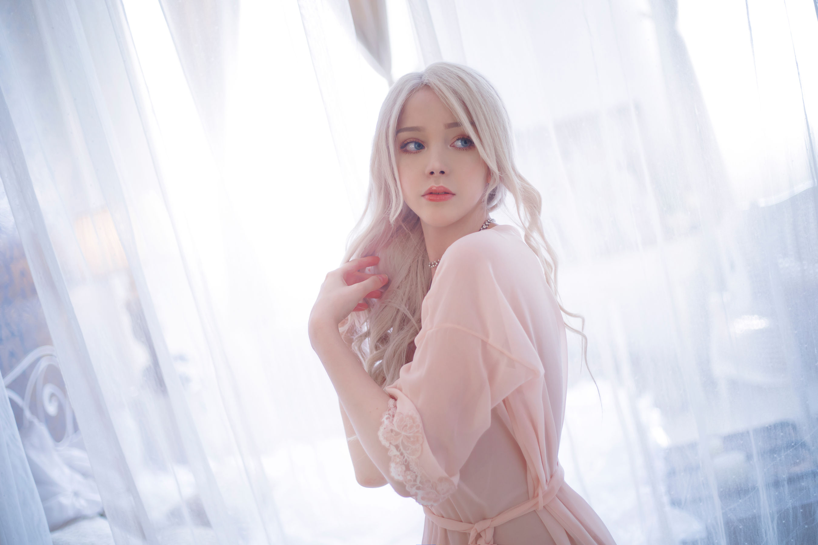 [COS福利] 国外美女SayaTheFox - 粉色套裝第4张