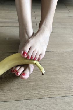 [福利COS] 安乔乔儿(Nia乔乔) No.009 踩香蕉