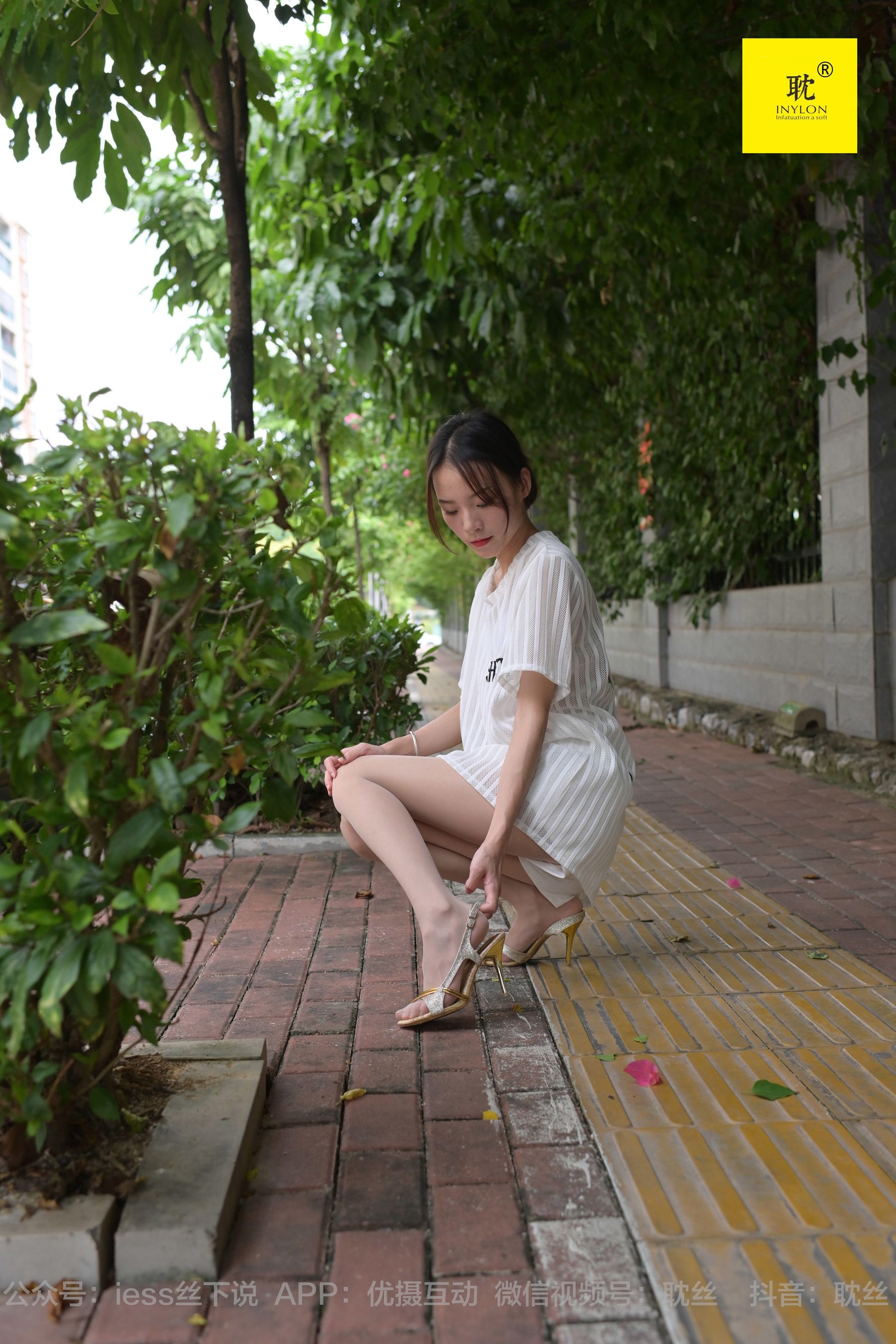 [IESS异思趣向]第N种幻想 孤单的周末② 小六 小裙子+鱼嘴鞋+脱鞋玩水第8张