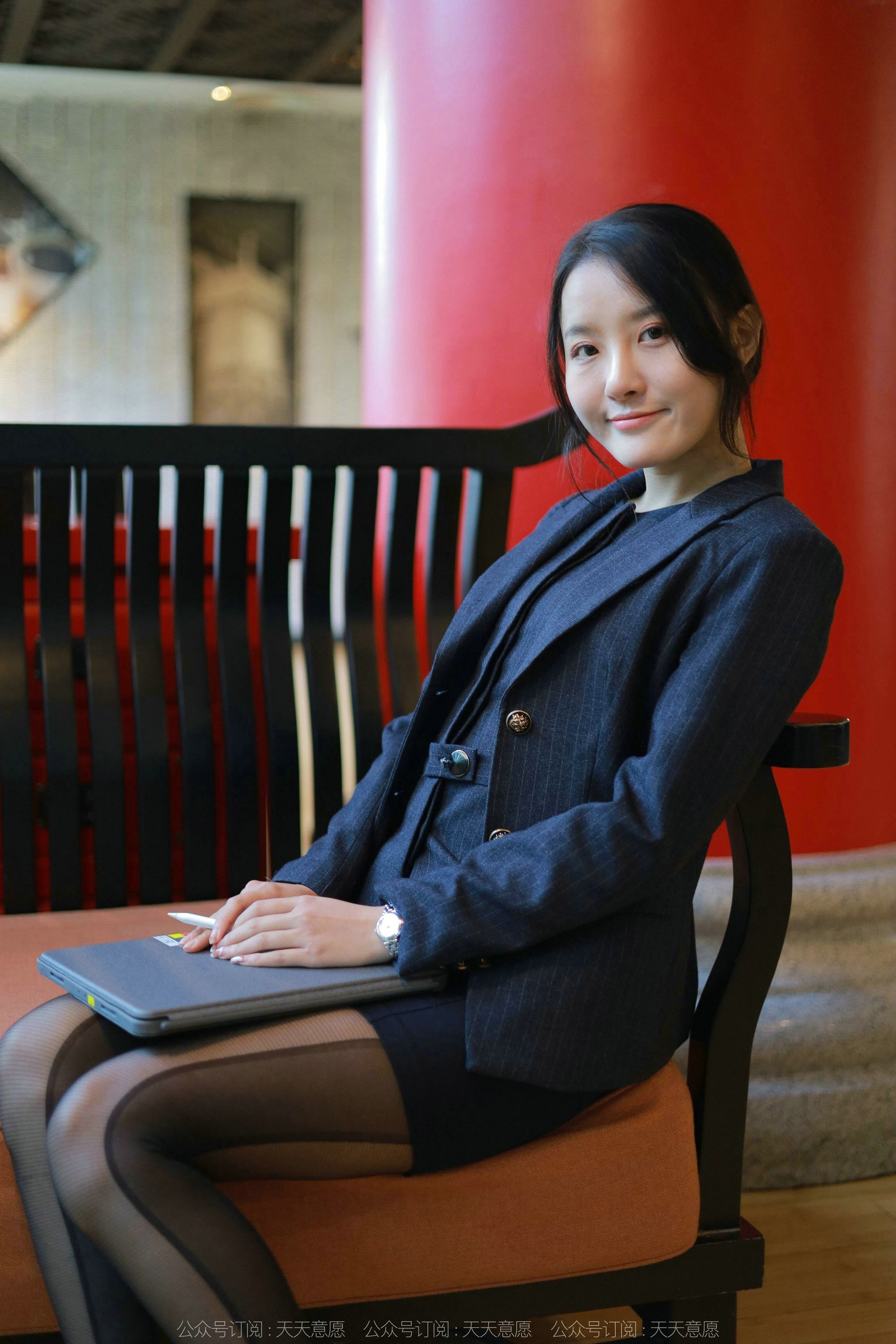 [异思趣向IESS] 模特：婉萍《OL嘿丝玉姐》第3张