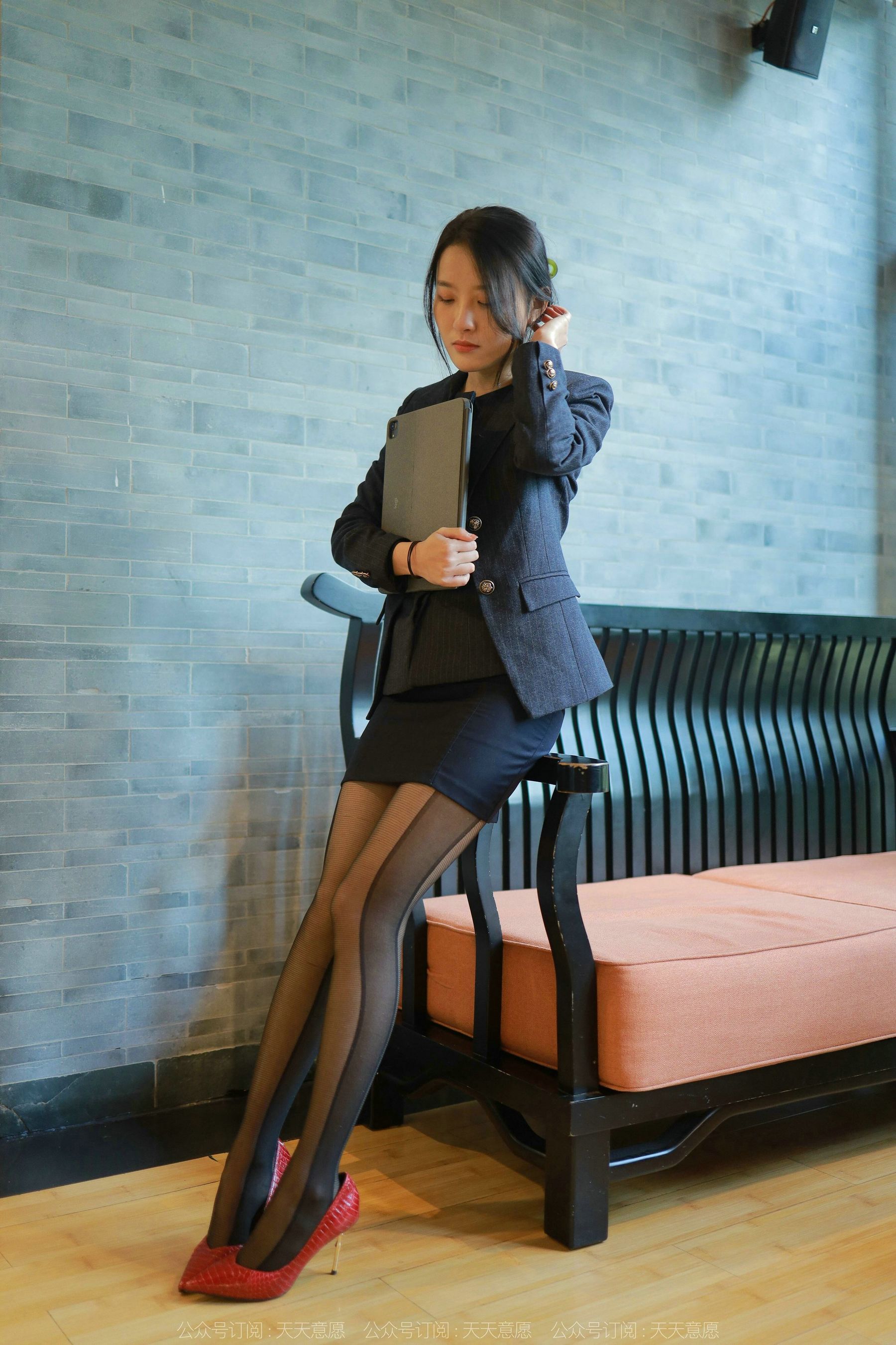 [异思趣向IESS] 模特：婉萍《OL嘿丝玉姐》第14张