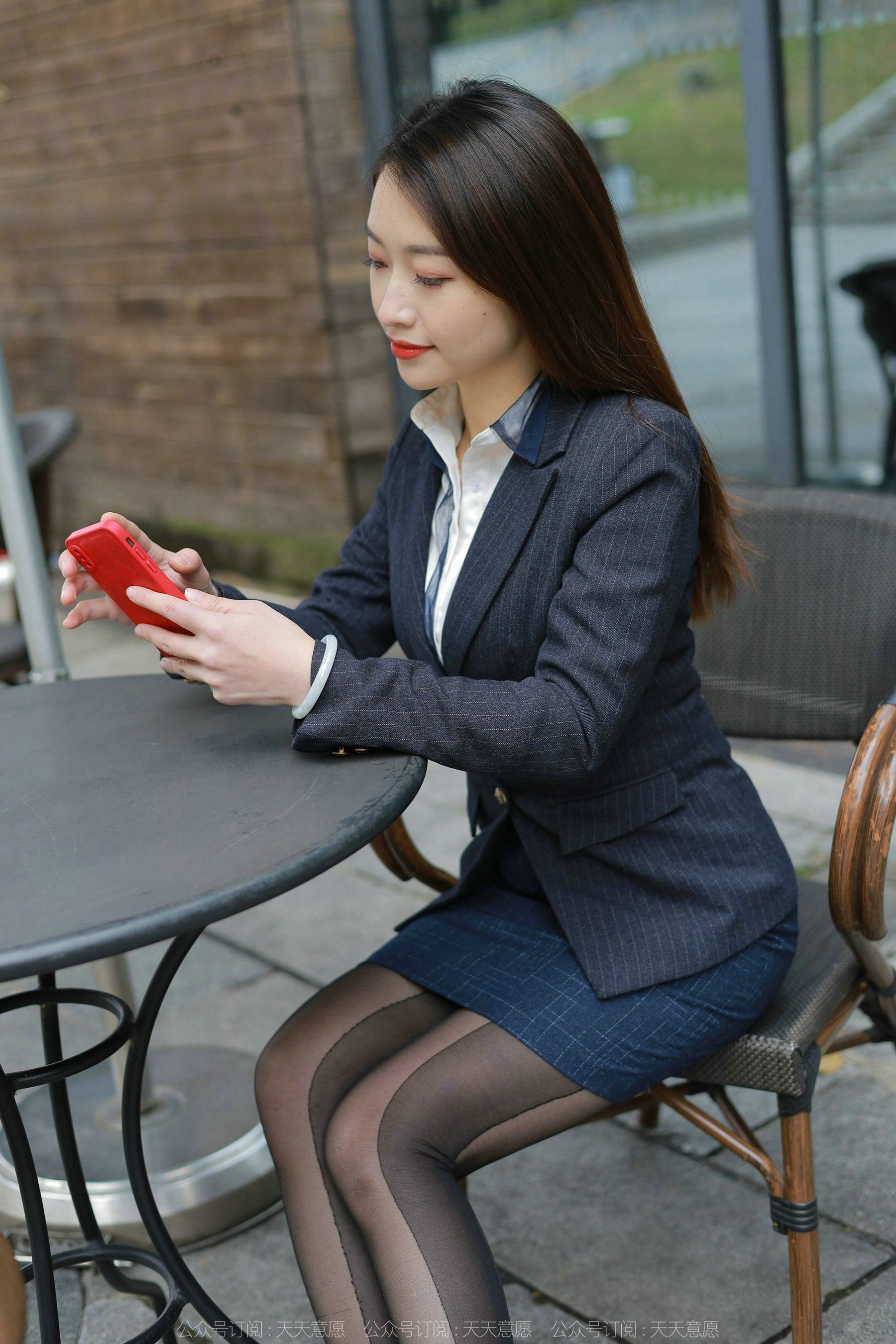 [异思趣向IESS] 模特：小婕《红鞋职业装》第4张