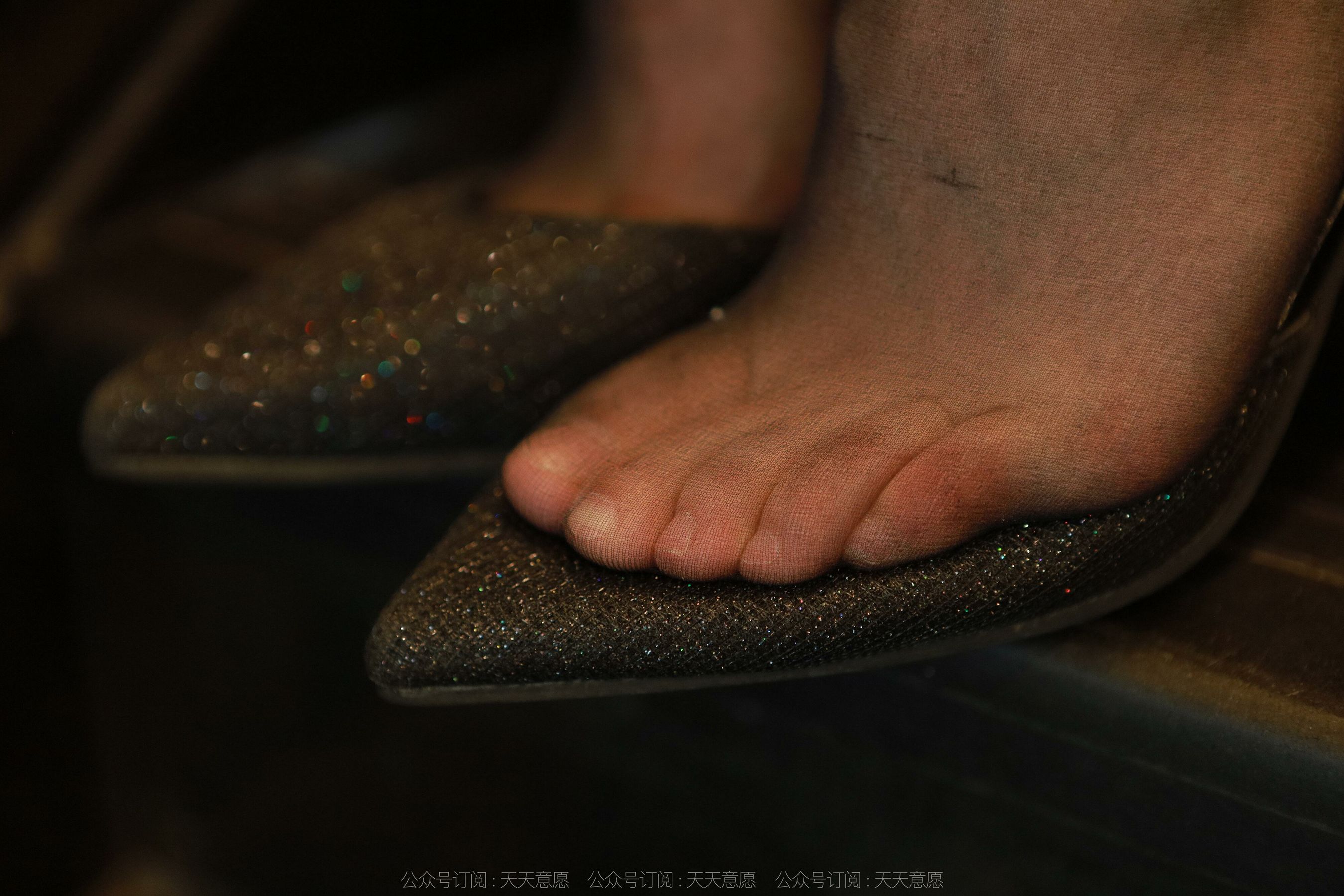 [异思趣向IESS] 模特：秋秋 《深V红裙》第6张