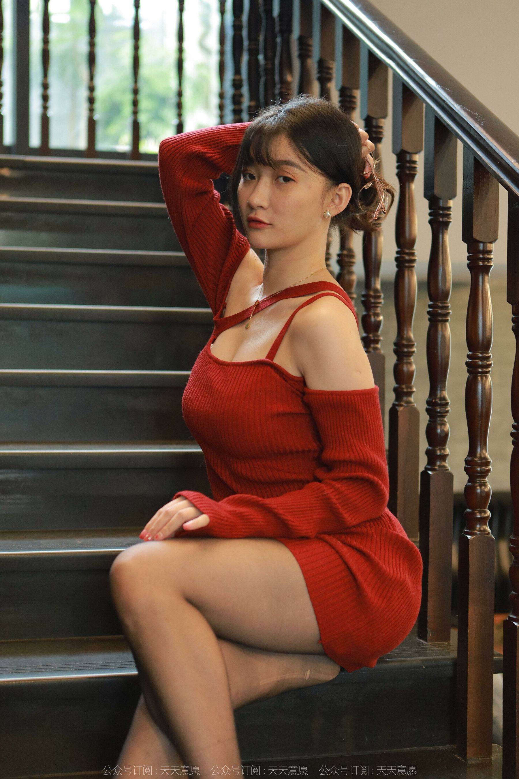 [异思趣向IESS] 模特：秋秋 《深V红裙》第12张