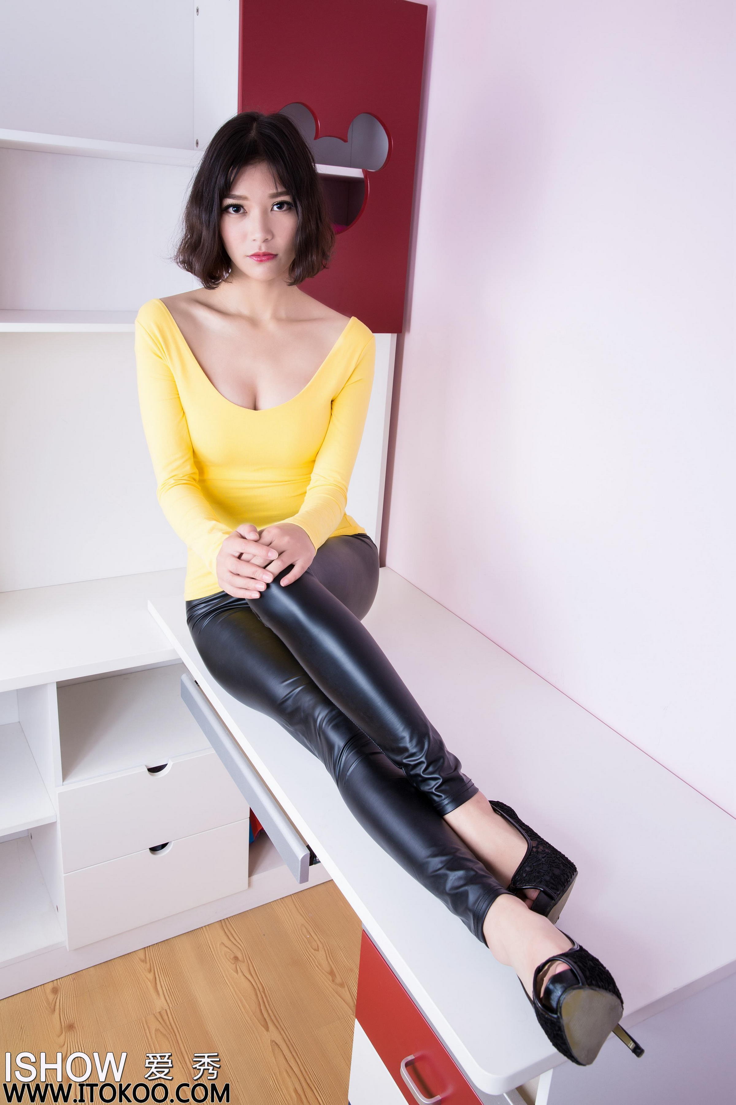 [ISHOW爱秀]黄色低胸长袖上衣美女 余菲菲Faye 黑色皮裤美腿性感写真 2015-11-29 No.019第4张