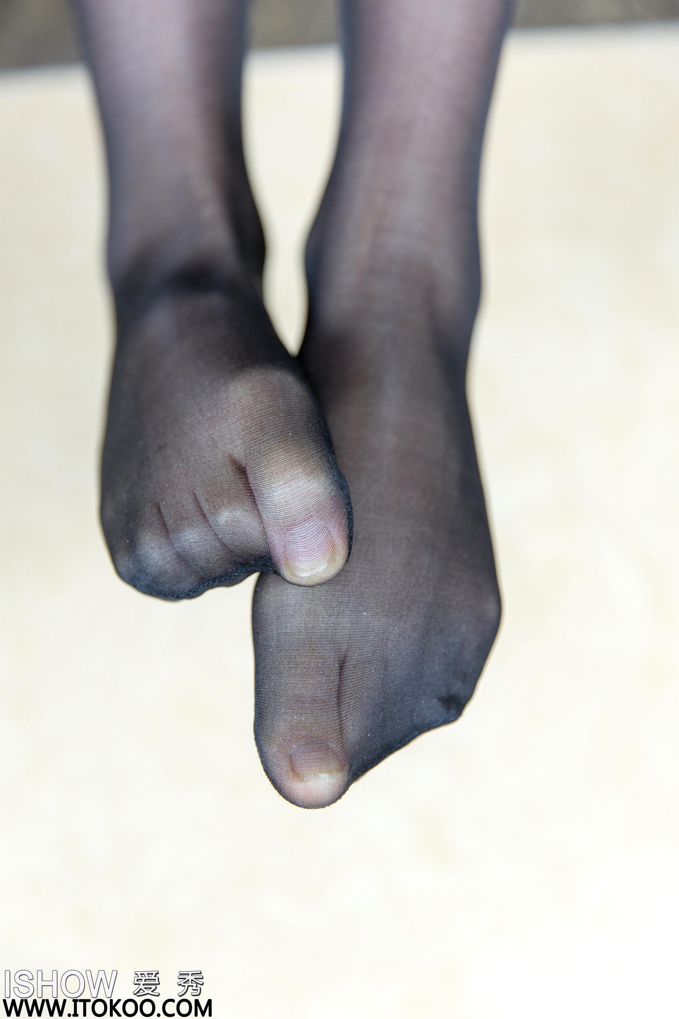 [ISHOW爱秀]红色情趣旗袍美女 余诗婧Jenny 黑色连身丝袜美腿性感写真 2017-01-27 No.086第12张