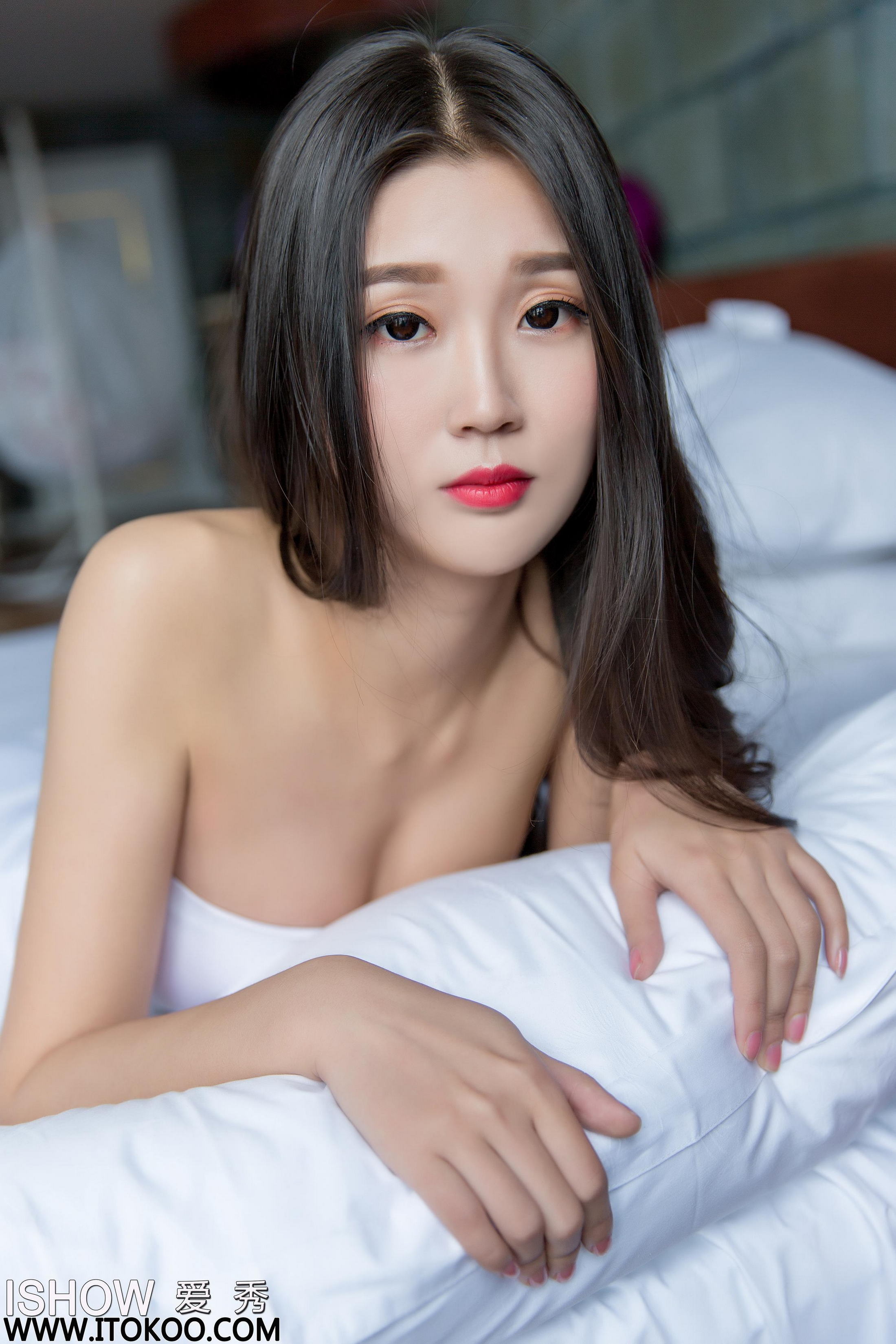 [ISHOW爱秀]2017-05-20 No.103 香香静 白色抹胸裙与肉色丝袜美腿性感写真第3张