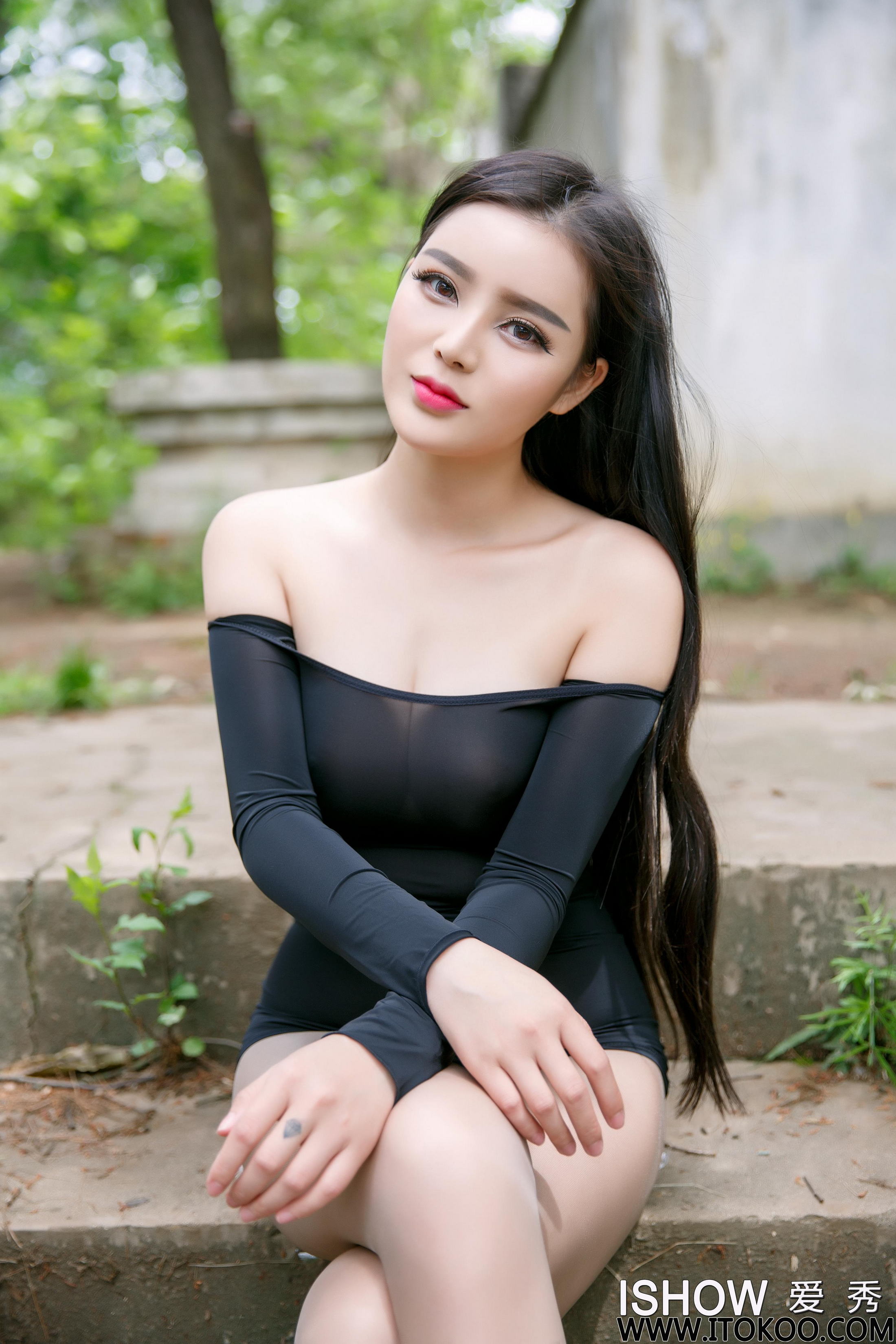 [ISHOW爱秀]NO.106 甜甜SweeTT 黑色透视紧身抹胸裙加肉色丝袜美腿性感私房写真集第3张