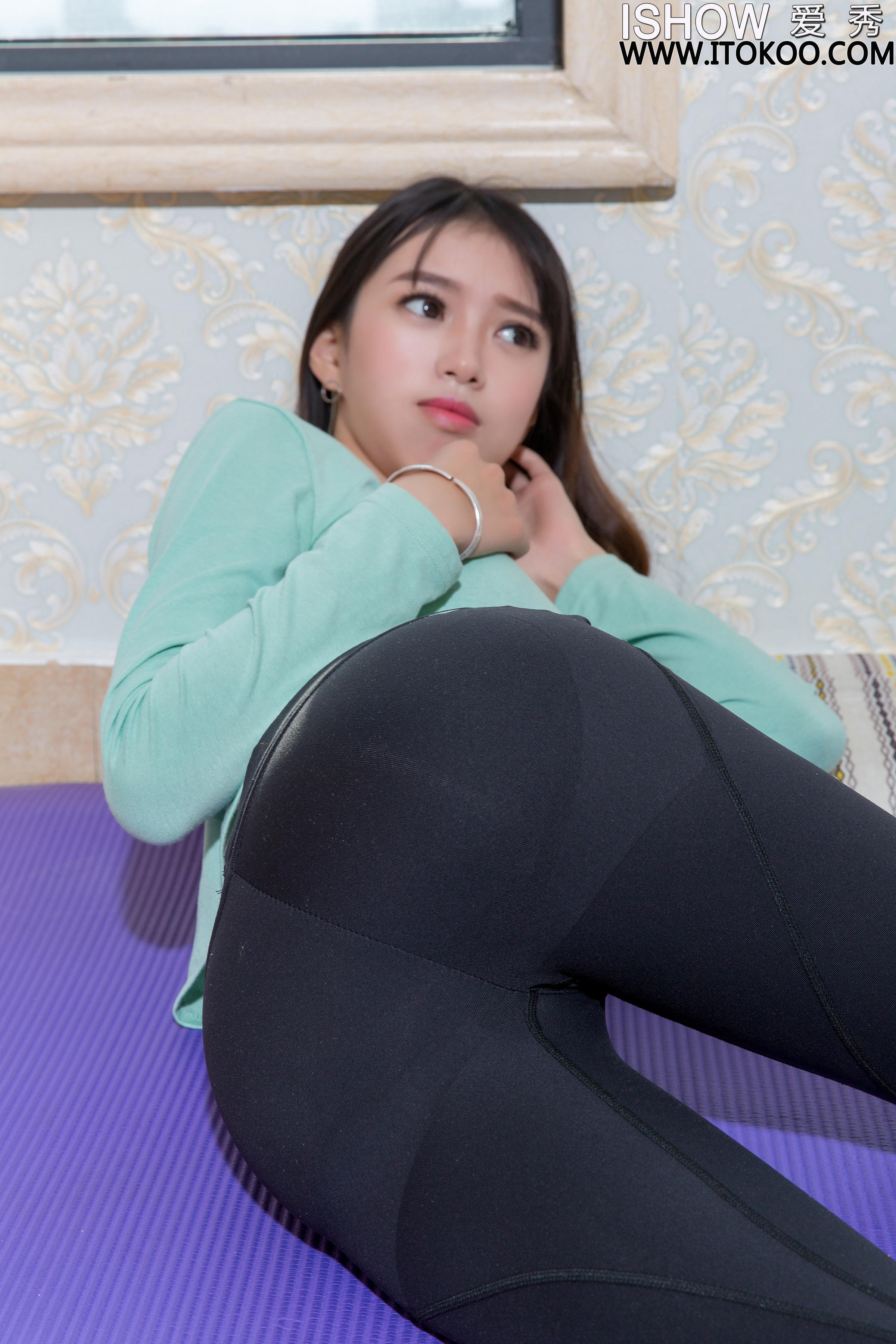 [ISHOW爱秀]2024-09-07 NO.431 馨雅Adela 淡绿色运动上衣与黑色紧身瑜伽裤加黑丝美腿性感私房写真集第9张