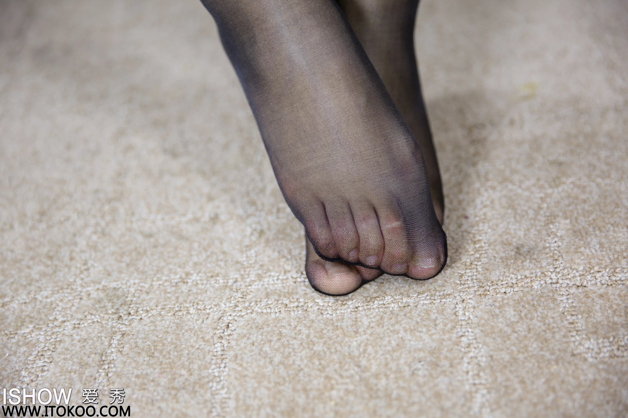 [ISHOW爱秀]NO.317 性感女秘书 檬檬 黑色短裙加黑丝美腿私房写真集第4张