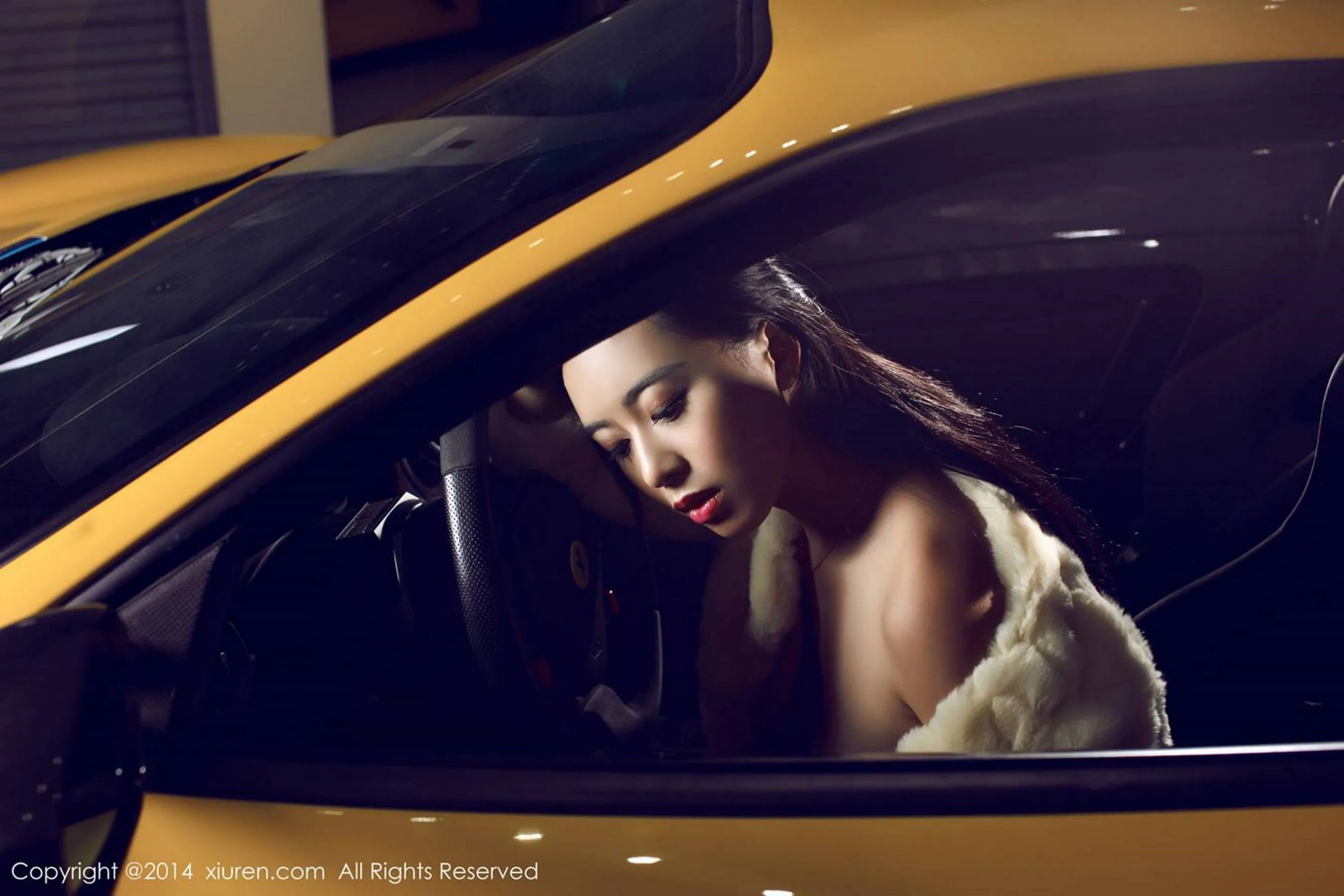 黄可christine《私房内衣+香车系列》 秀人网 No.252第15张