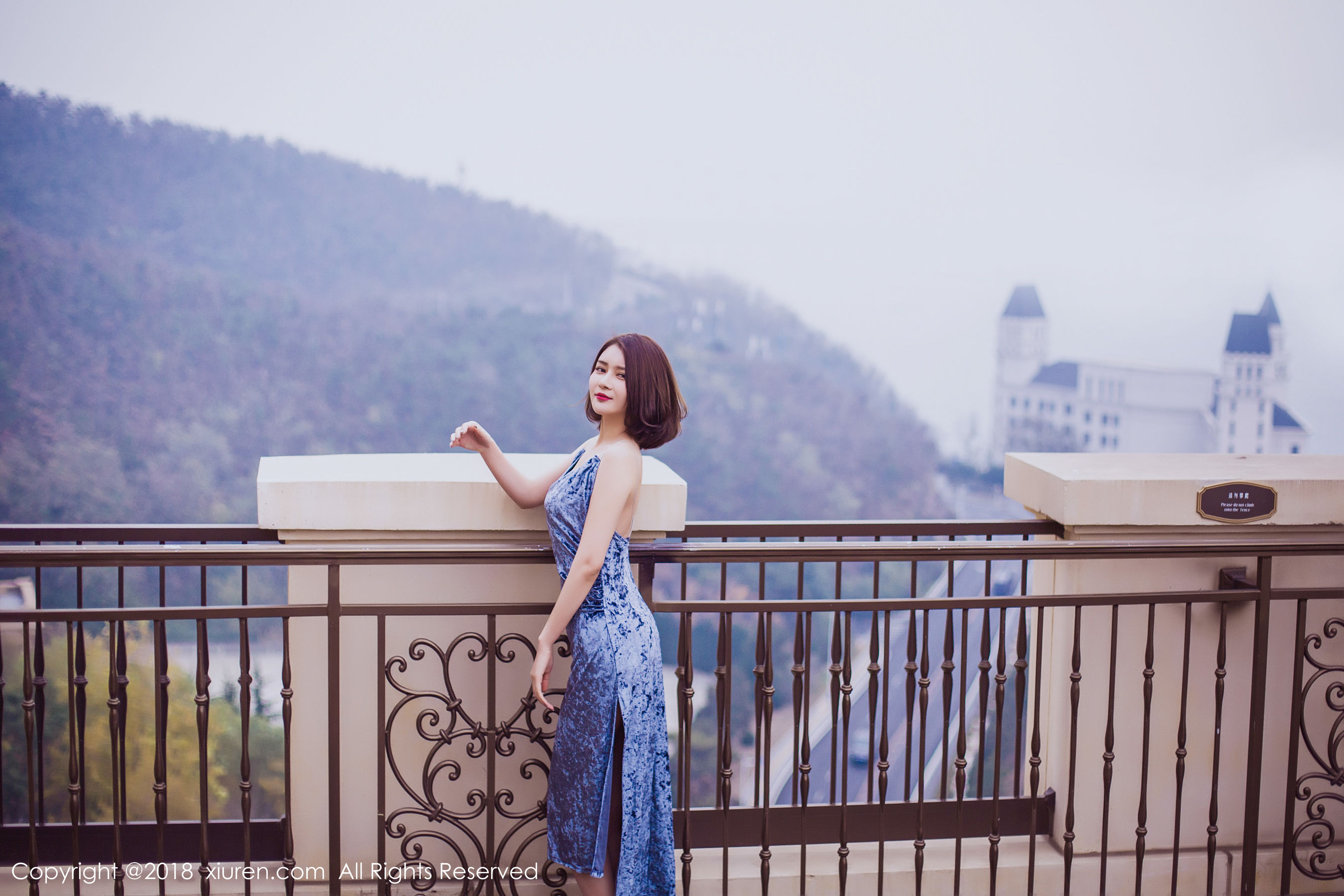 女神@廿十《长裙街拍+内衣+浴袍》 秀人 No.935第3张