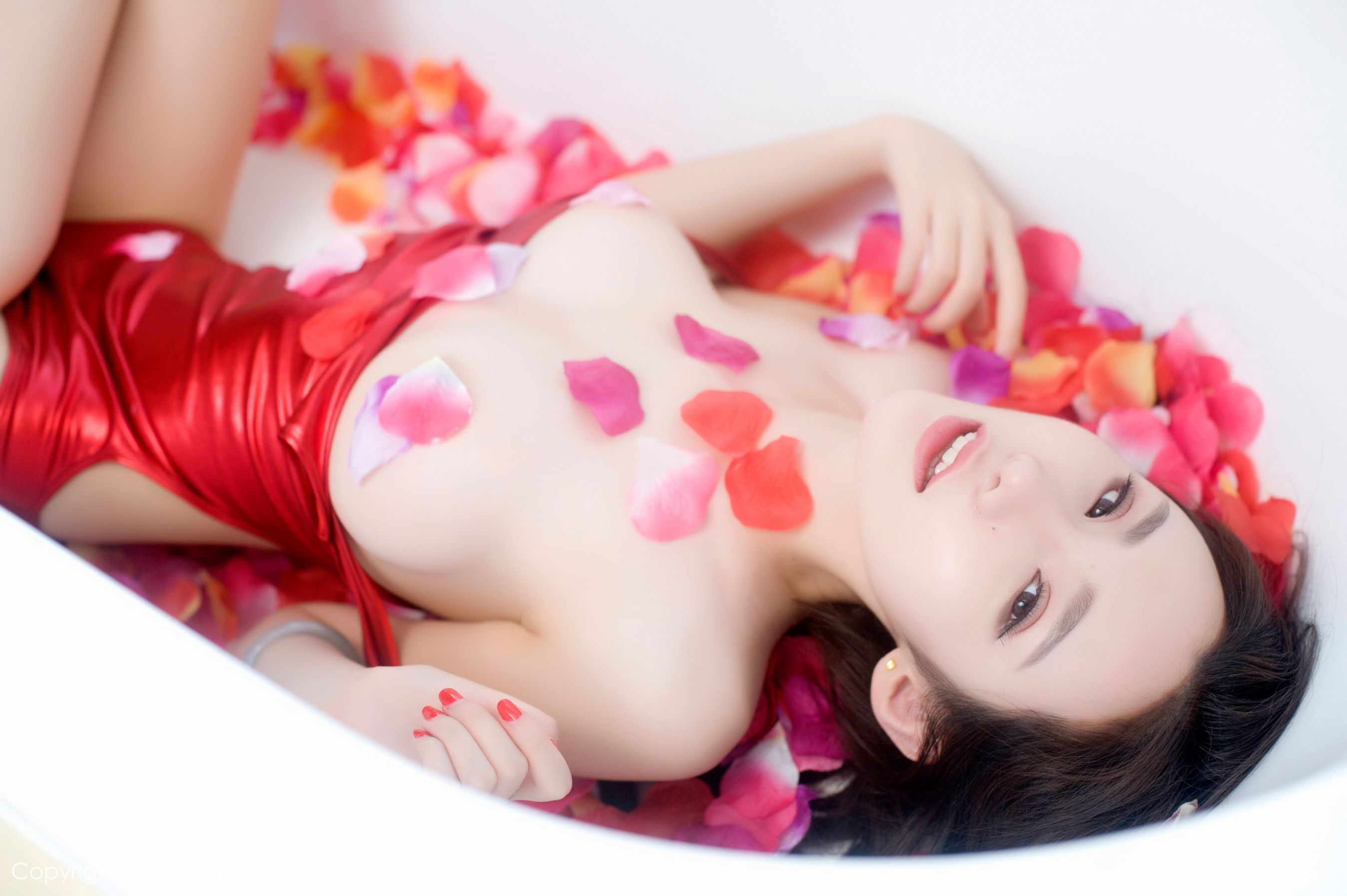 萌琪琪Irene《浴缸花瓣半裸诱惑、高叉猩红色连体比基尼》 秀人网 No.625第10张