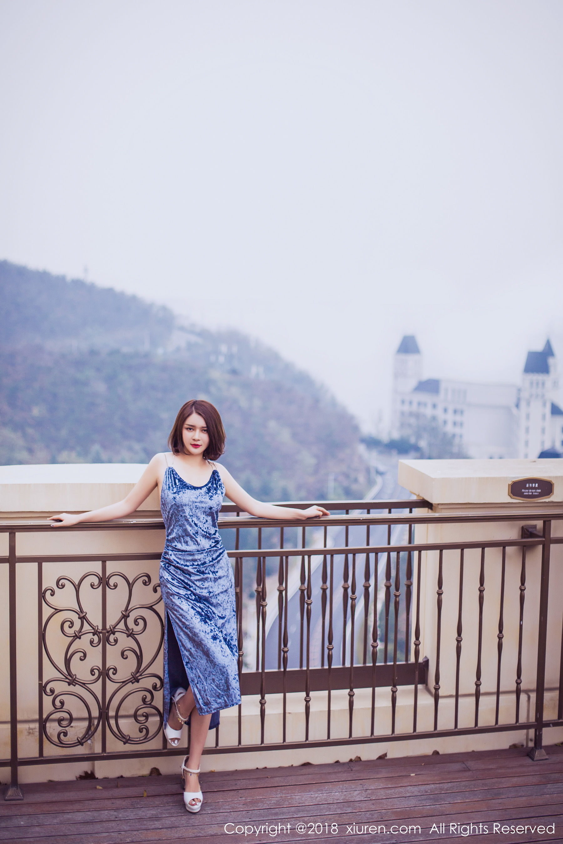 女神@廿十《长裙街拍+内衣+浴袍》 秀人 No.935第3张