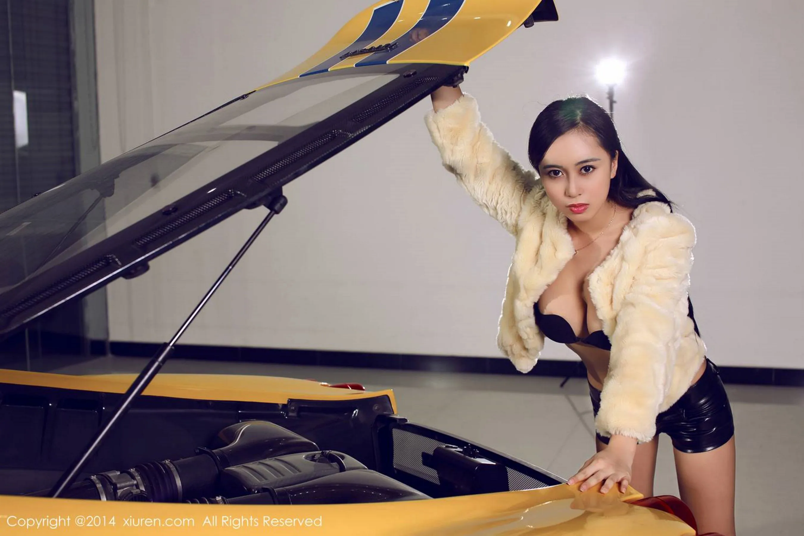 黄可christine《私房内衣+香车系列》 秀人网 No.252第15张