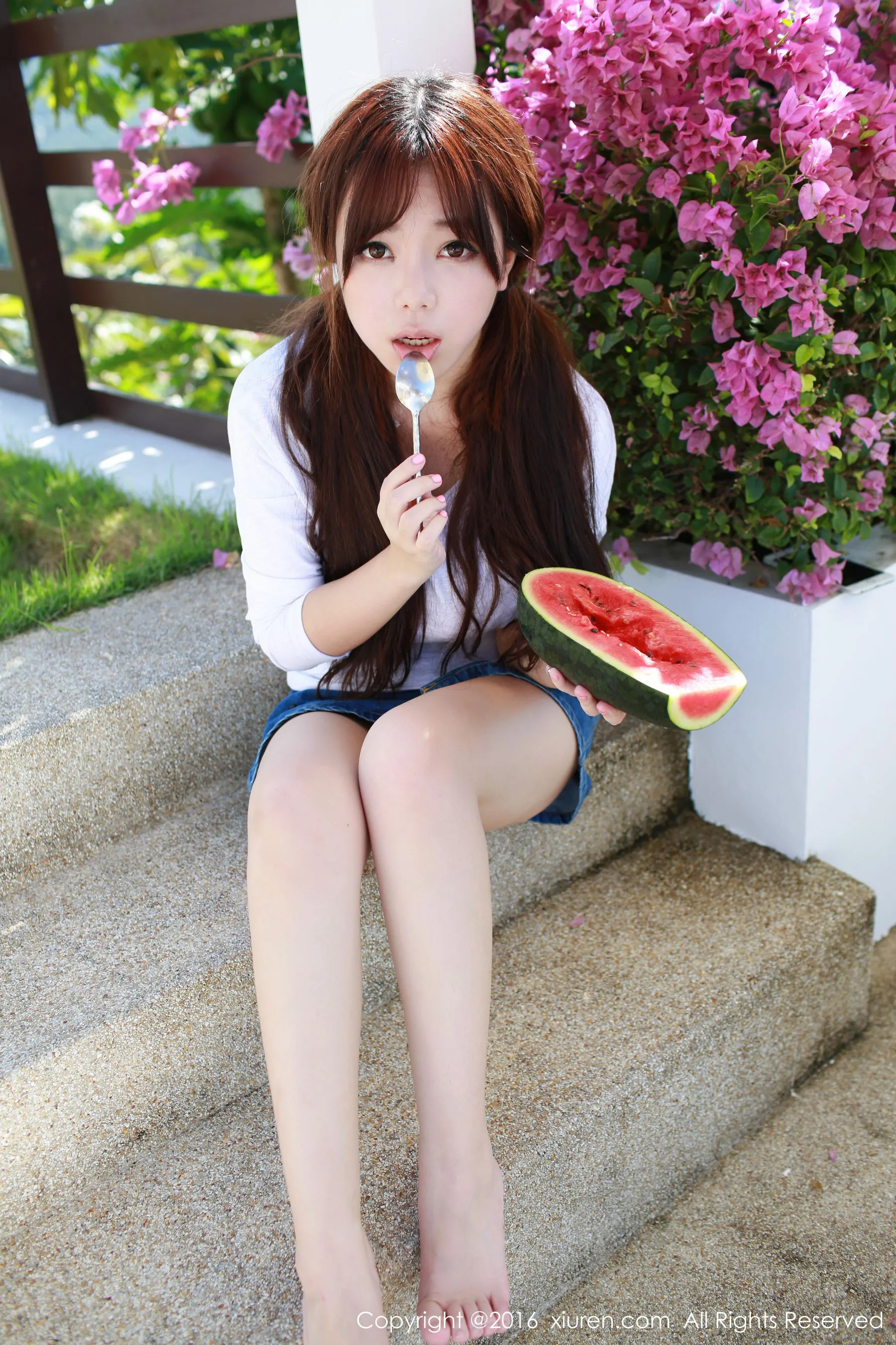 刘飞儿Faye《西瓜+牛仔超短裙+针织内衣》 秀人网 No.490第5张