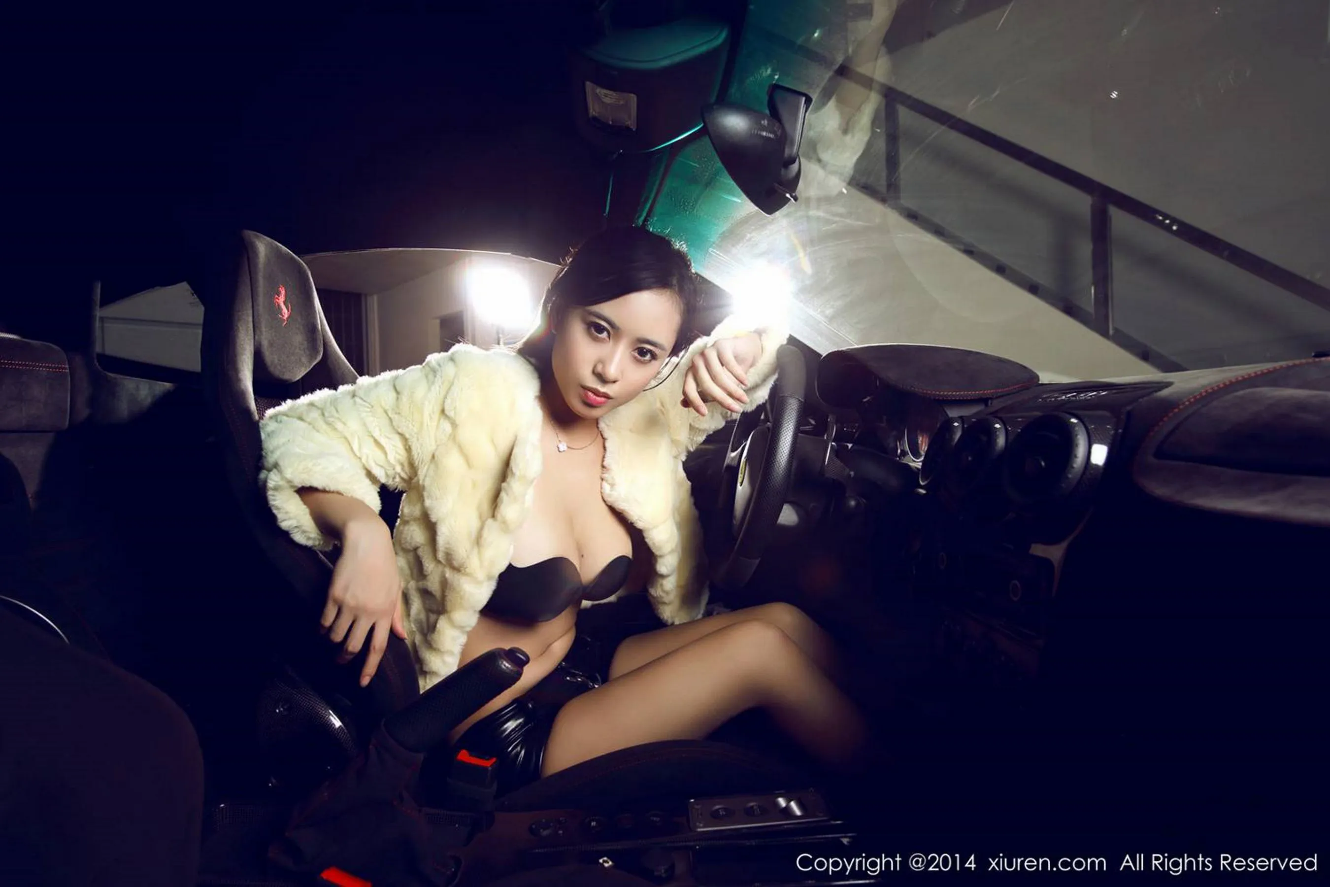 黄可christine《私房内衣+香车系列》 秀人网 No.252第17张