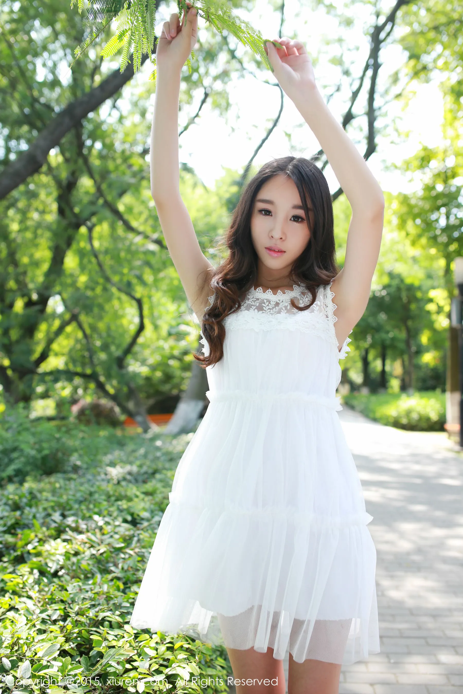  梓萱Crystal《小清新外拍~ 野外露出》 秀人网 No.371第6张