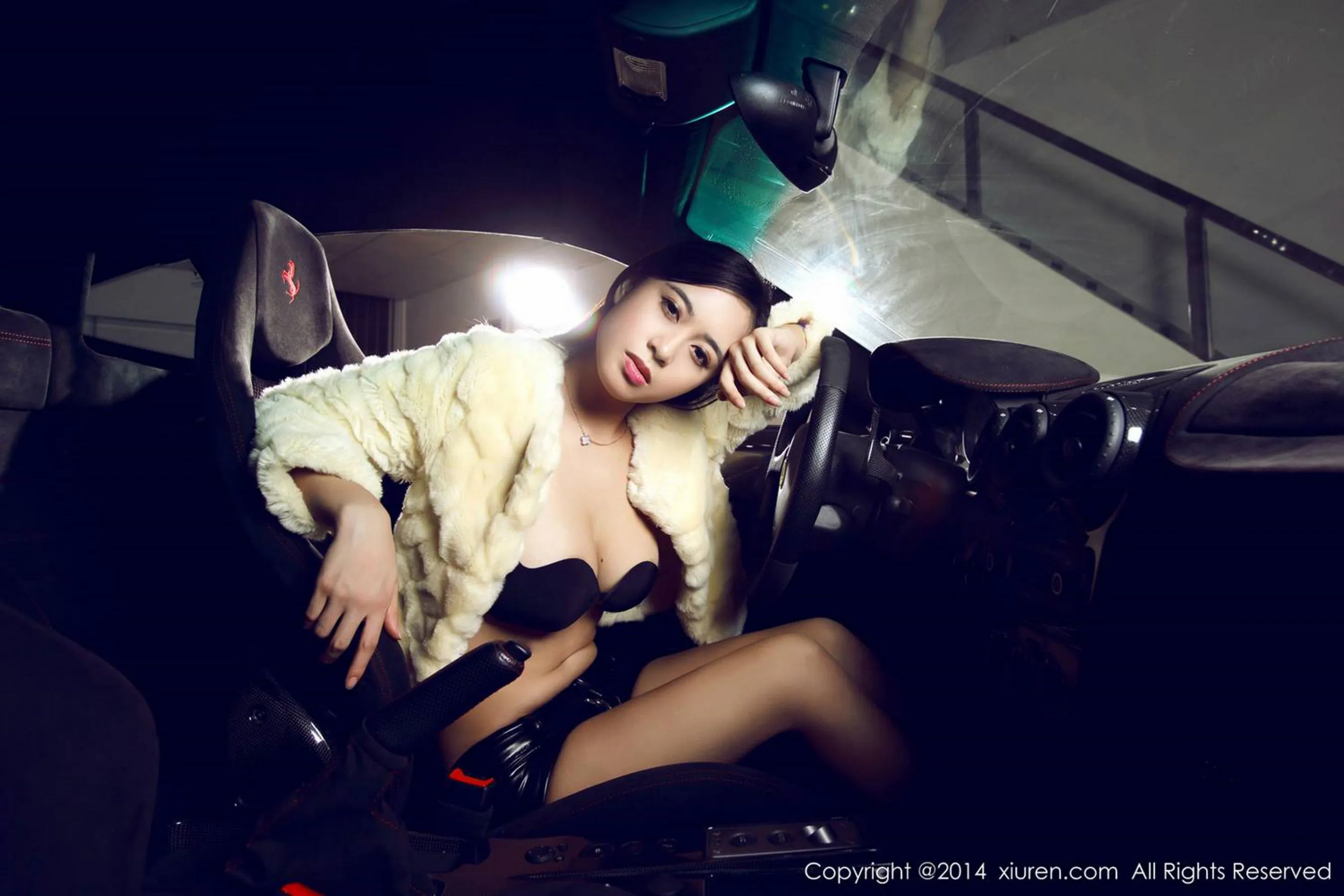 黄可christine《私房内衣+香车系列》 秀人网 No.252第17张