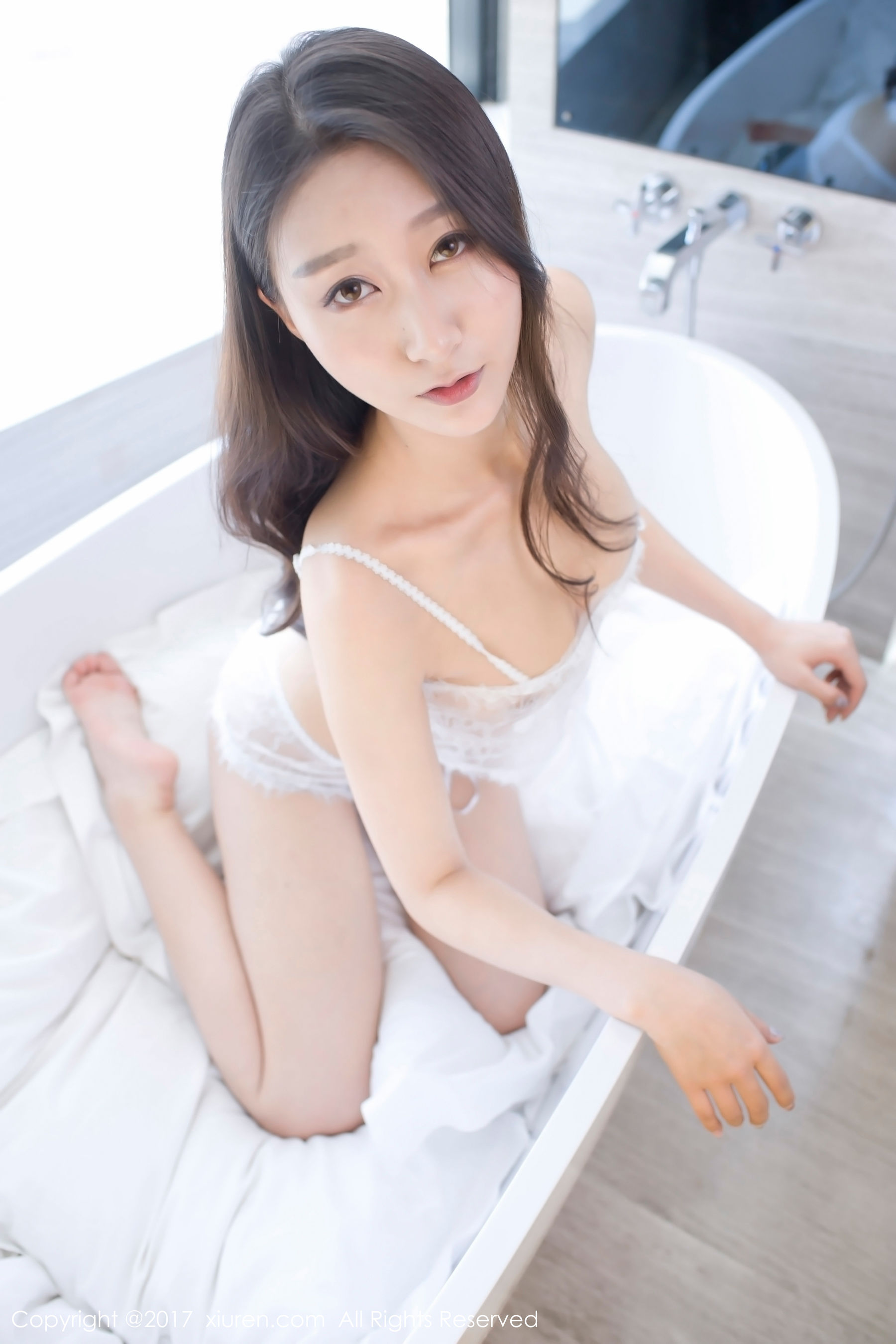 赵熙儿《浴缸吊带蕾丝+透视学生装》 秀人网XIUREN No.776第5张