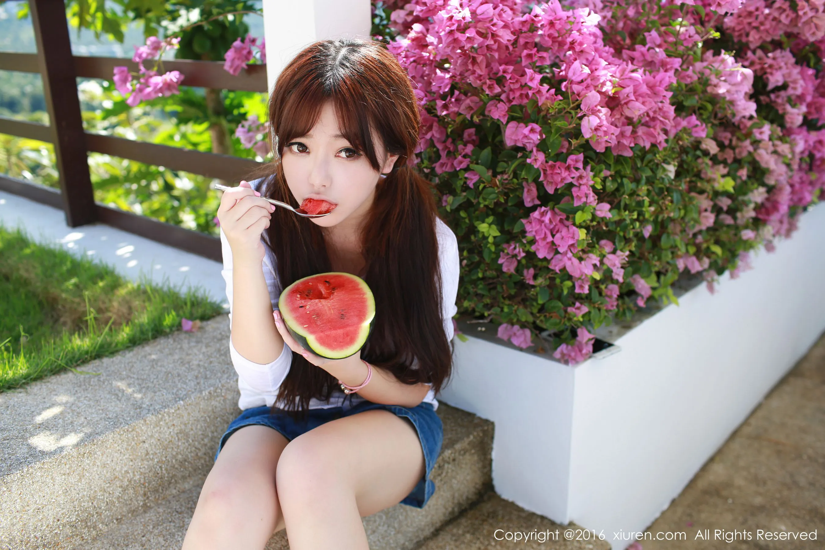 刘飞儿Faye《西瓜+牛仔超短裙+针织内衣》 秀人网 No.490第4张