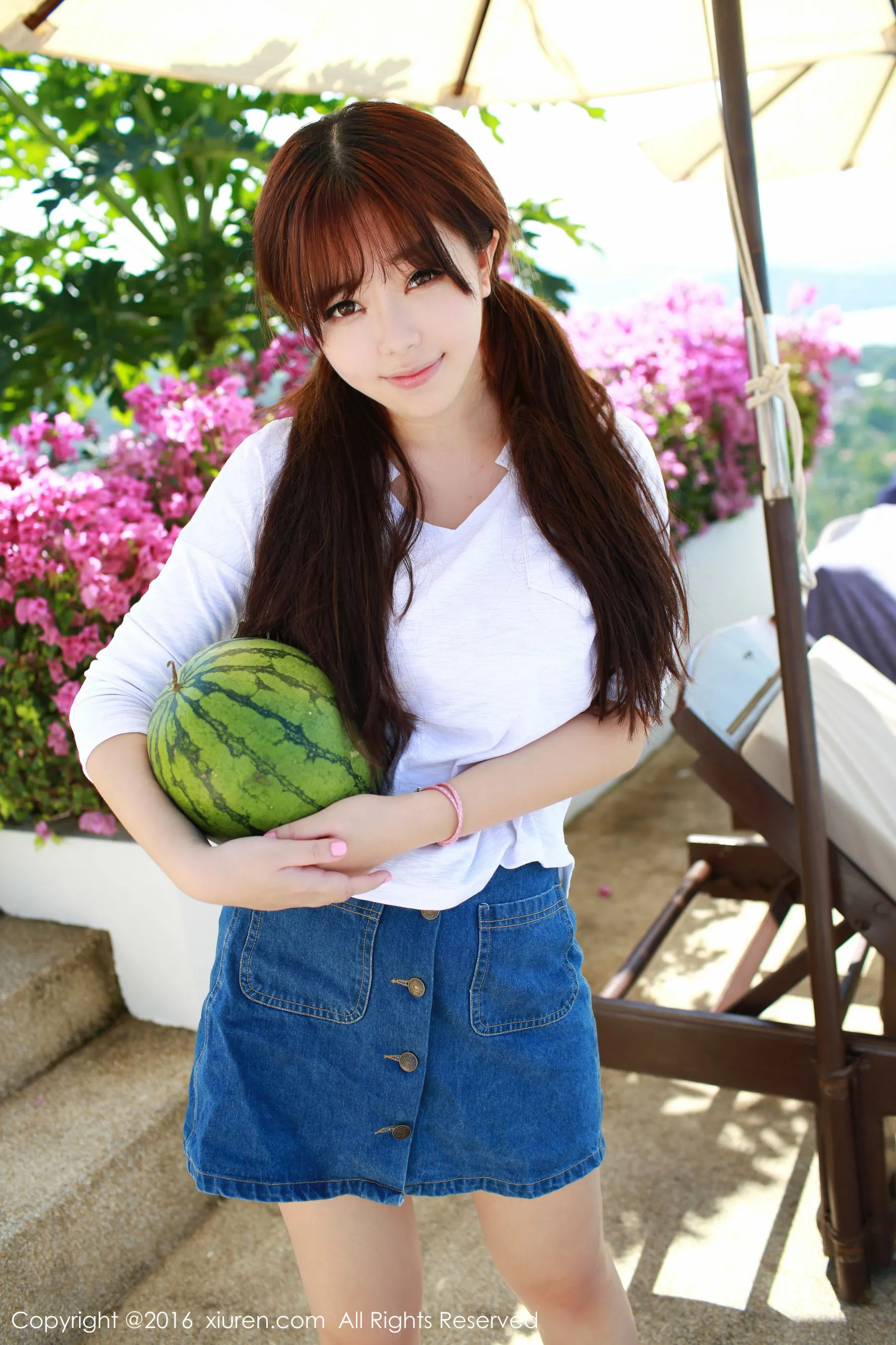 刘飞儿Faye《西瓜+牛仔超短裙+针织内衣》 秀人网 No.490第1张