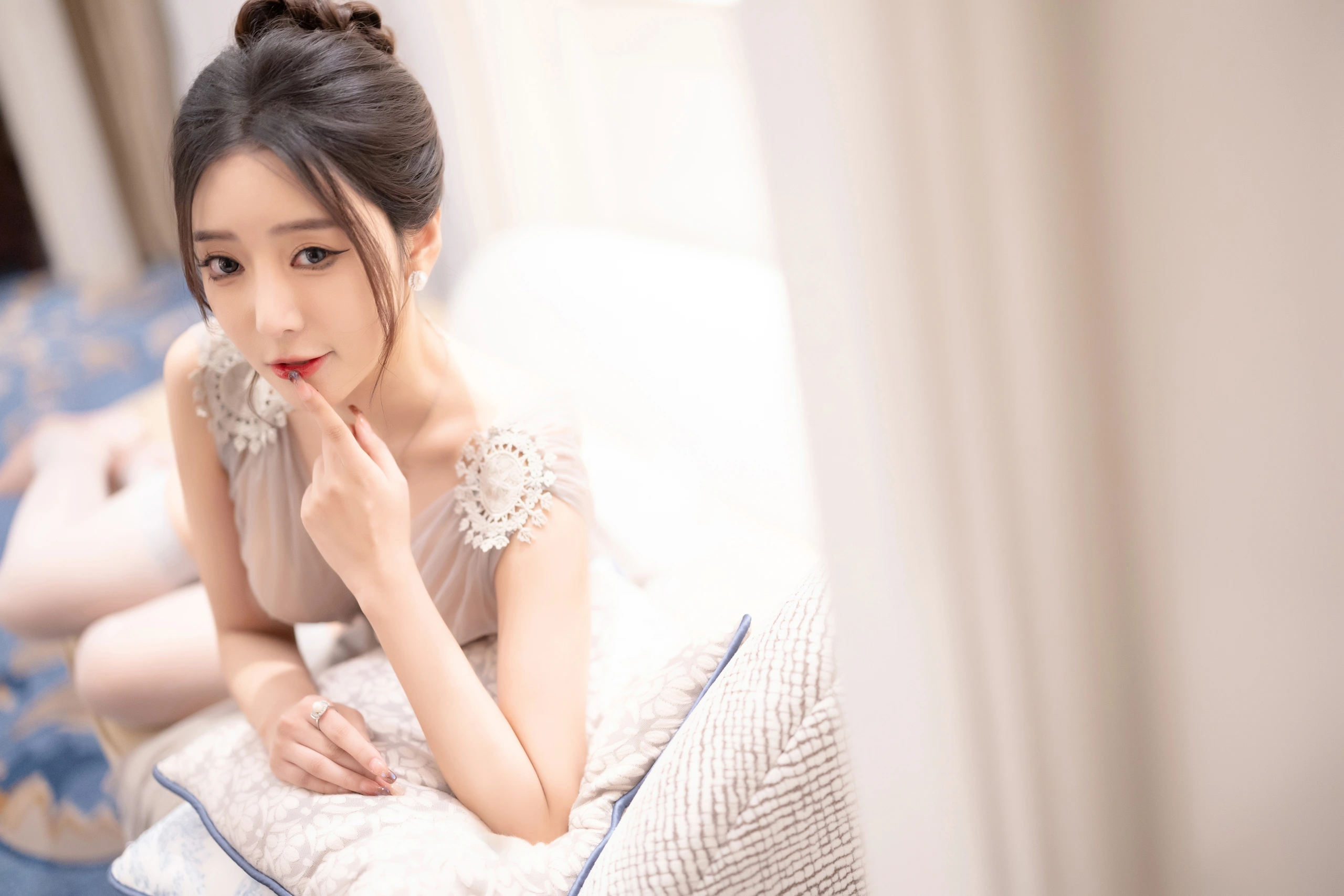  XiuRen 内购版 No.7991 王馨瑶yanni 淡黄色露肩礼裙 [98P]第19张