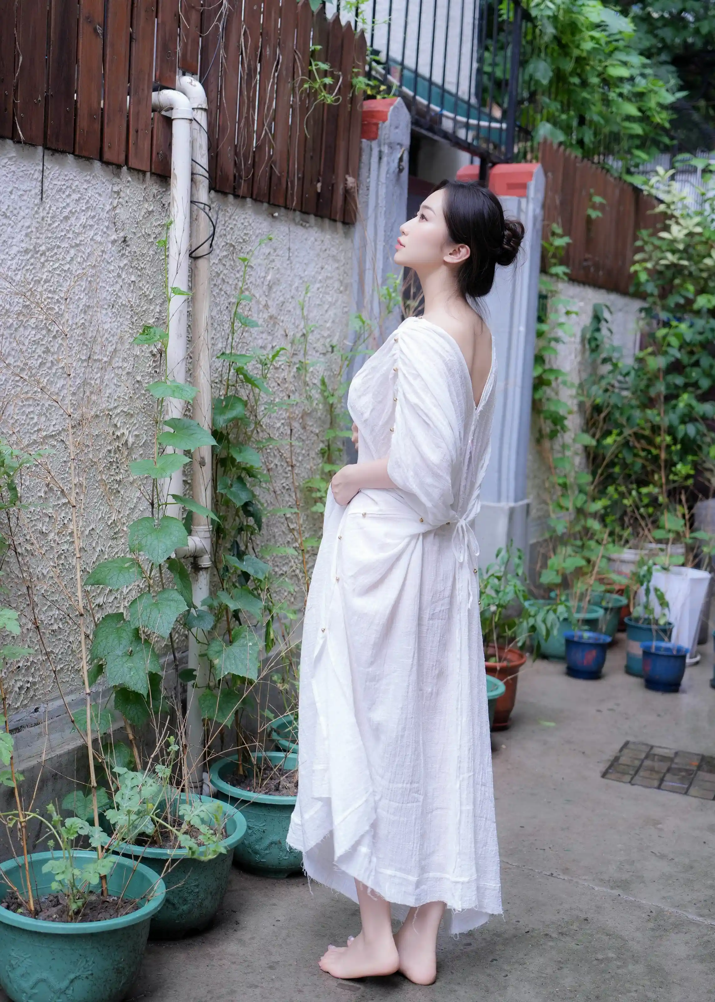  XiuRen 内购版 No.10603 楠芝 身着白色长裙的美女画家 [78P]第2张