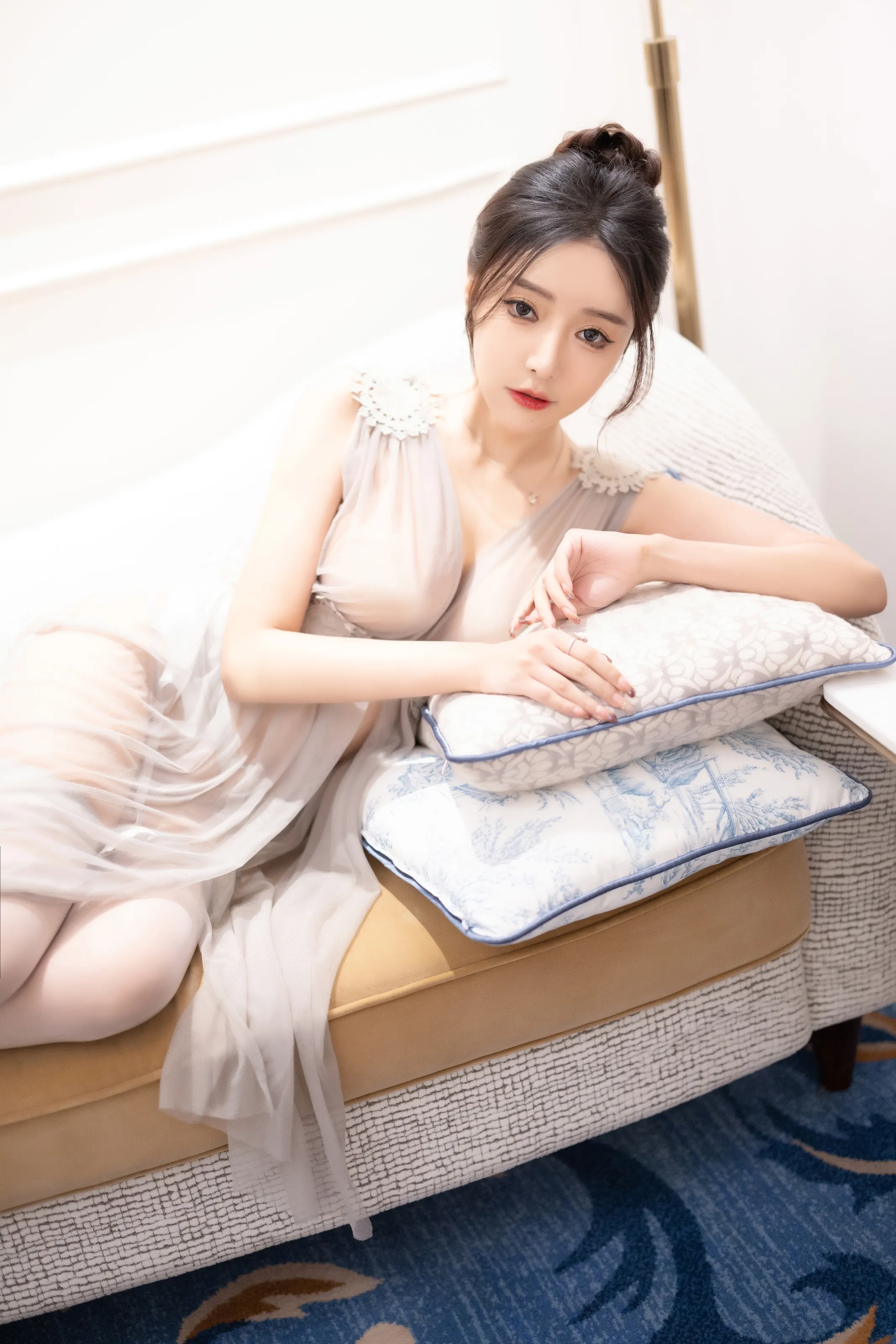  XiuRen 内购版 No.7991 王馨瑶yanni 淡黄色露肩礼裙 [98P]第17张