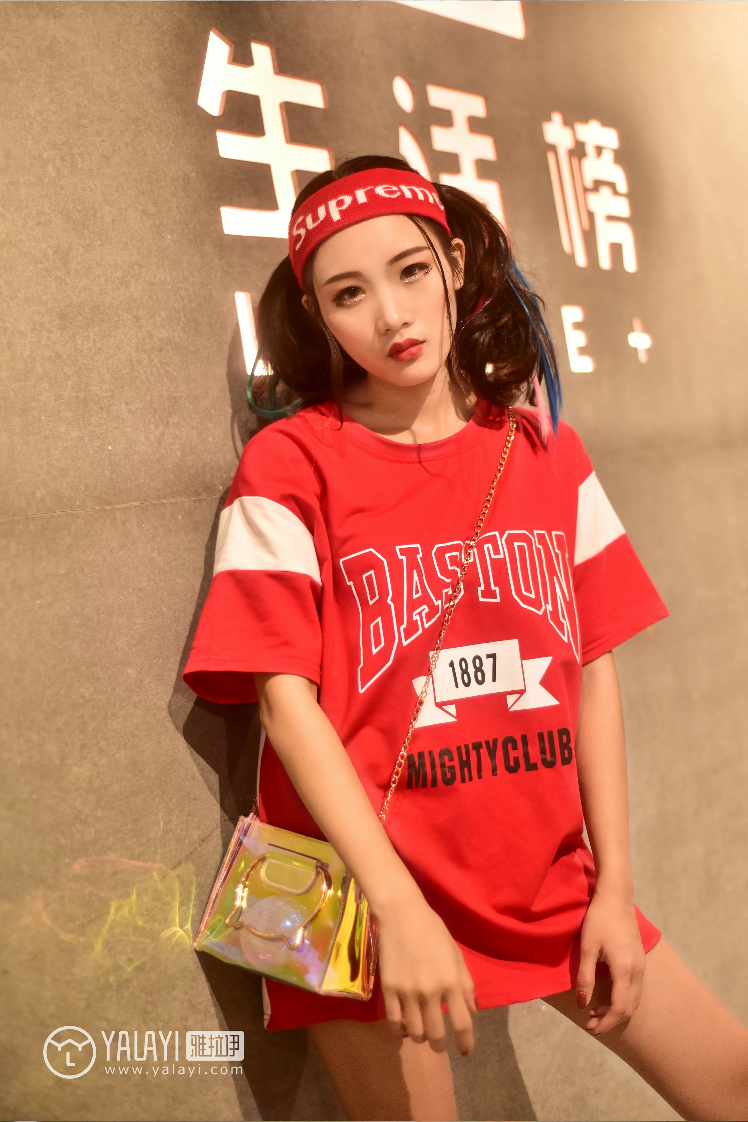 [YALAYI雅拉伊]NO.031 周末时光 兔洱 红色短袖加牛仔热裤性感私房写真集第3张