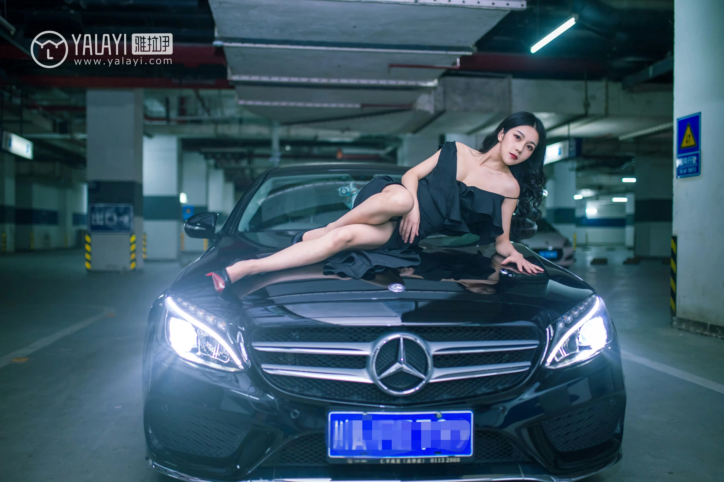 [YALAYI雅拉伊]NO.050 如野 莉莉 黑色外套加吊带连身礼裙性感私房写真集第5张