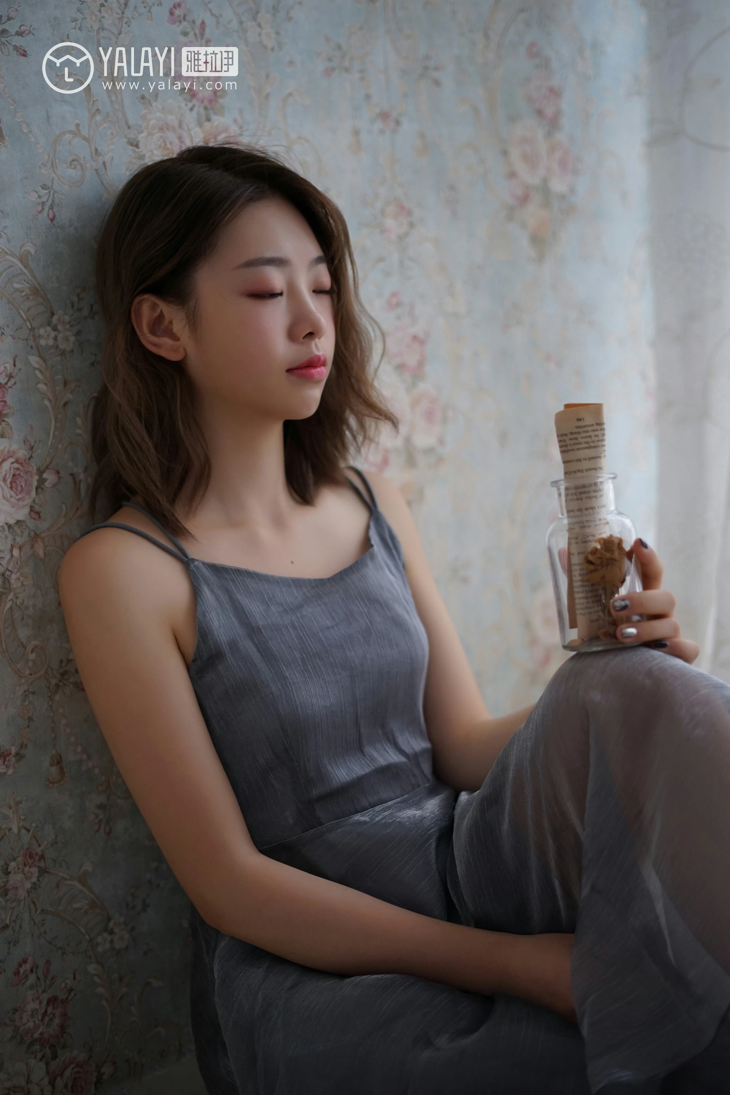 [YALAYI雅拉伊]NO.057 信 严冰冰 黑色蕾丝背心加短裤与吊带连衣裙性感私房写真集第4张