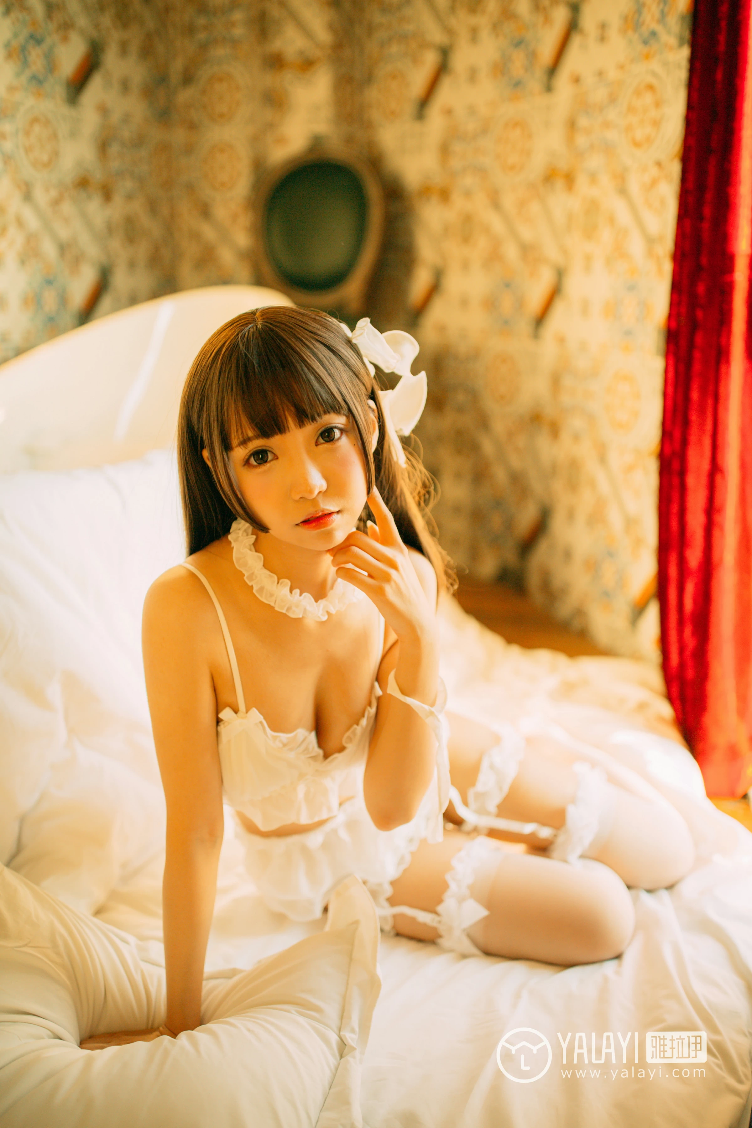 [YALAYI雅拉伊]NO.072 梦里梦外 水花儿 白色情趣内衣与短裙加白色丝袜美腿性感私房写真集第11张