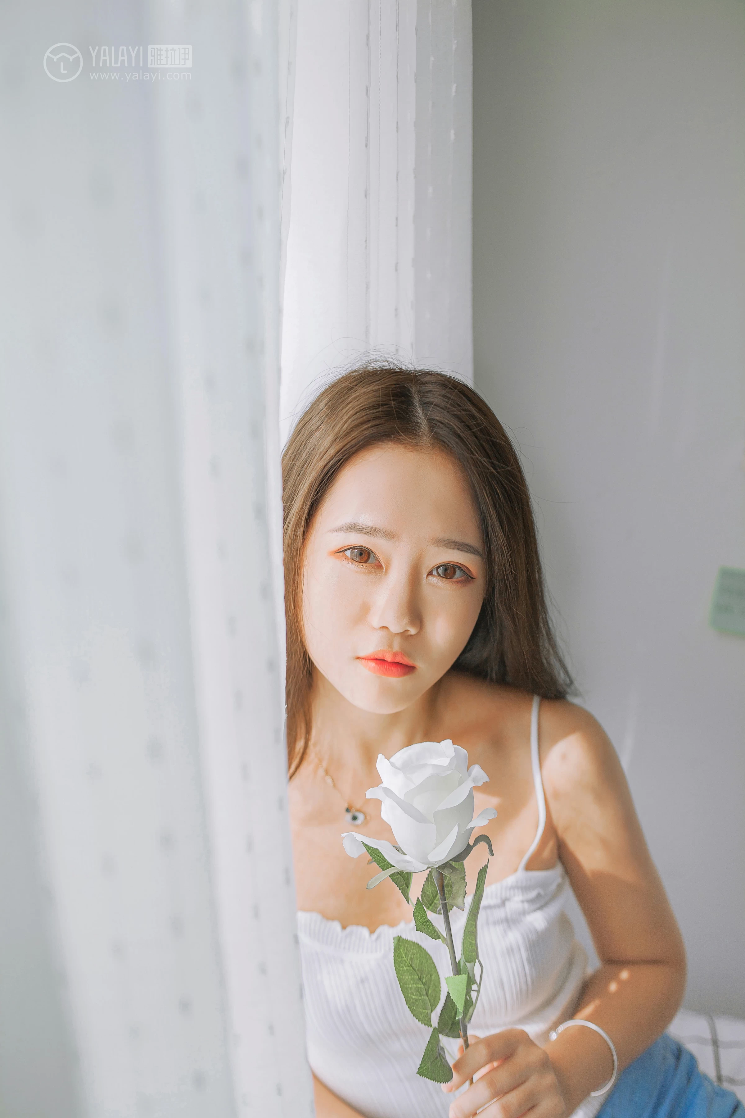 [YALAYI雅拉伊]NO.091 欲之与魚 李晗 白色性感小背心加牛仔短裤私房写真集第10张