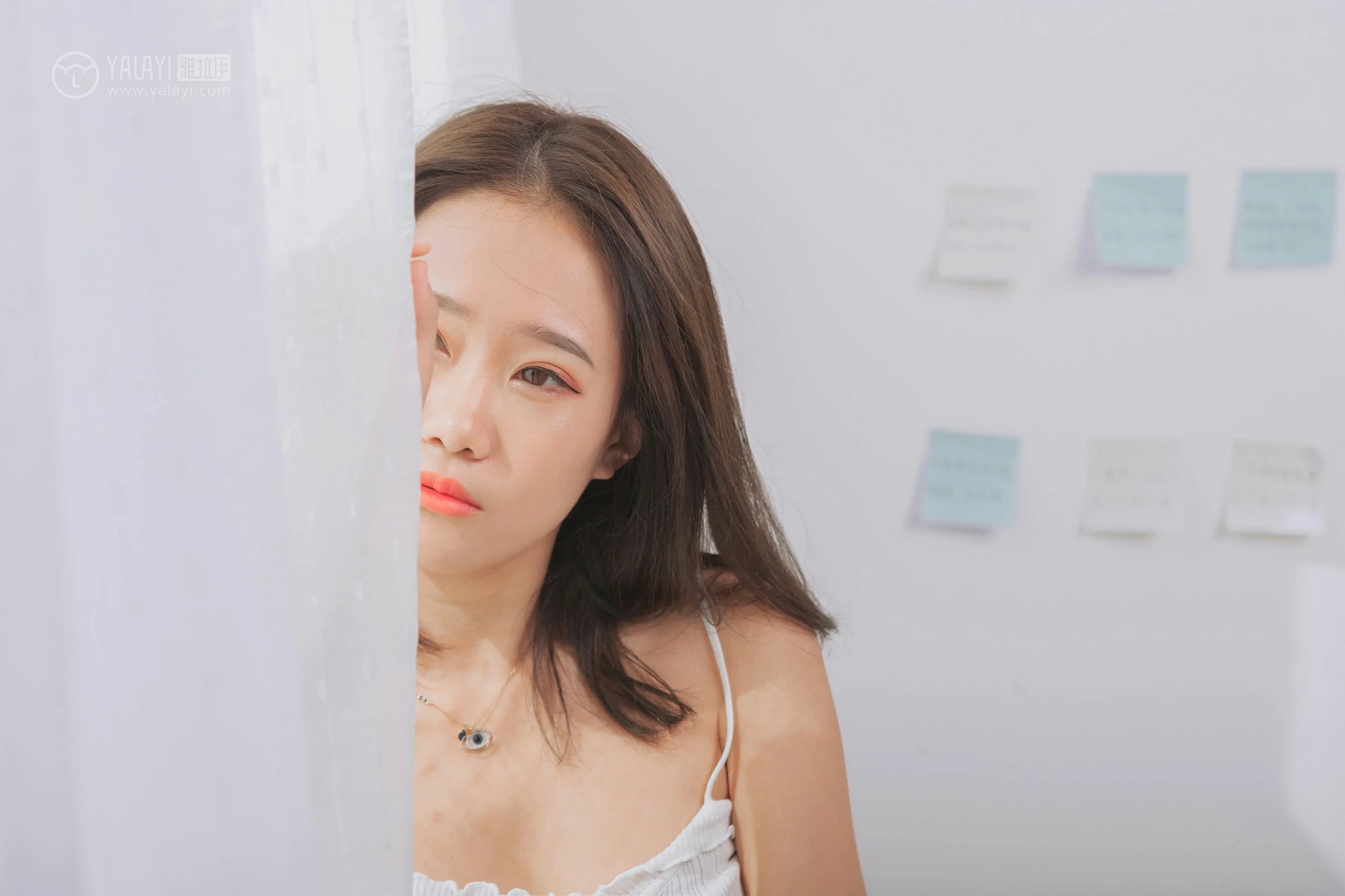 [YALAYI雅拉伊]NO.091 欲之与魚 李晗 白色性感小背心加牛仔短裤私房写真集第12张